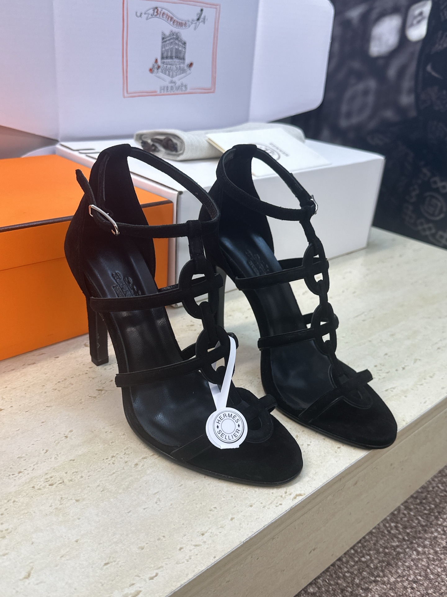 NO:747925,(With a complete set of airplane cases) Guanhuo purchasing agent Hermes 2026 early spring new Magic Chaine d’Ancre pig nostril chain pattern women’s shoes H family logo high-heeled round toe hollow open-toe sandals Material upper imported sheep leather + water-dyed cowhide lining + Italian genuine leather outsole Heel height: 7CM/9.5CM Size: 34-43  (34.40.41.42.43 Customization is non-refundable), sandals, hermes, hermes, sandals, slippers, cowhide, sheep, Leather soles19860909(配全套飞机盒) 莞货 代购级 爱马仕 Hermes 2026早春新款 Magic Chaine d’Ancre 猪鼻孔链条图案女鞋 H家字母logo高跟圆头镂空露趾凉拖鞋 材质鞋面进口羊猄皮+水染牛皮内里+意大利真皮大底 跟高:7CM/9.5CM Size: 34-43 (34.40.41.42.43定制不退换）,凉鞋,hermes,hermes,sandals,slippers,cowhide,sheep,Leather soles,Women's Shoes