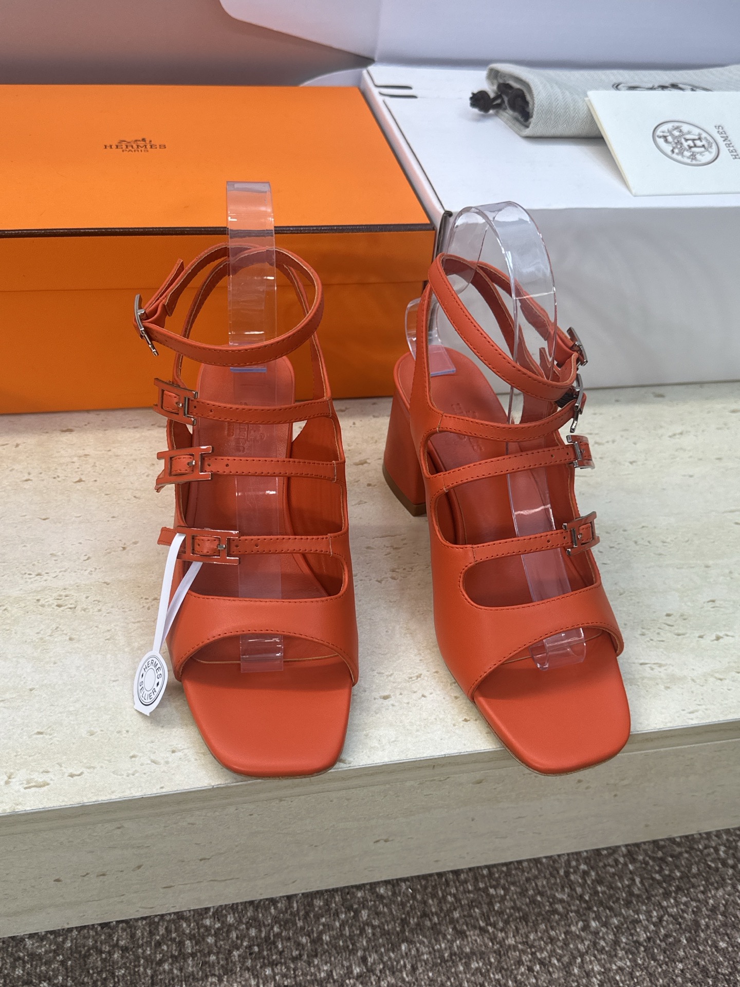 NO:747929,(With a complete set of airplane cases) Guanhuo purchasing agent HERMERS Hermès 2026 early spring new Midnight Kelly enamel buckle Roman style high-heeled color-blocking women's shoes H family logo thick heel square toe jelly color open-toe sandals Material: imported calfskin upper + water-dyed cowhide lining + Italian leather outsole Heel height: 6CM  Size women's size 34-43 (34.40.41.42.43 customized, non-refundable), sandals, hermes, hermes, sandals, slippers, cowhide, Leather soles19860909(配全套飞机盒） 莞货 代购级 HERMERS 爱马仕2026早春新款Midnight Kelly珐琅扣罗马风格高跟拼色女鞋 H家字母logo粗跟方头果冻色露趾凉拖鞋 材质:鞋面进口小牛皮+水染牛皮内里+意大利真皮大底 跟高:6CM Size女码34-43(34.40.41.42.43定制不退换）,凉鞋,hermes,hermes,sandals,slippers,cowhide,Leather soles,Women's Shoes