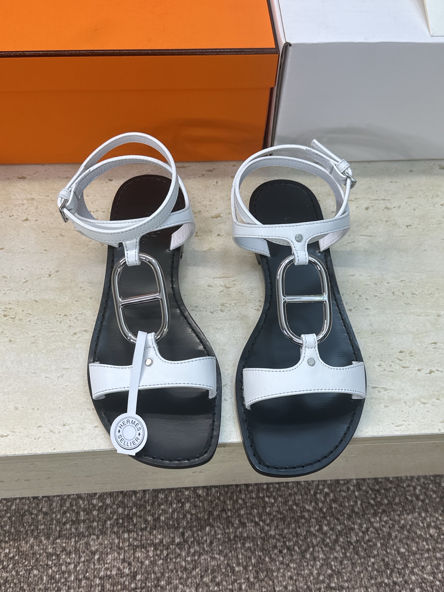 NO:747917,(With a complete set of airplane cases) Dongguan purchasing agent Hermes 2026 early spring new model Marinella Roman style pig nose chain pattern Chaine d’Ancre hollow open-toe women’s shoes H family logo hardware buckle flat bottom square toe color matching back empty sandals Material upper imported calfskin + water-dyed cowhide lining + Italian genuine leather outsole Size:  34-43 (34.40.41.42.43 customization is not returnable), sandals, hermes, hermes, sandals, cowhide, Leather soles19860909(配全套飞机盒) 莞产 代购级 爱马仕 Hermes 2026早春新款 Marinella 罗马风格猪鼻子链条图案Chaine d’Ancre 镂空露趾女鞋 H家字母logo五金扣平底方头拼色后空凉鞋 材质鞋面进口小牛皮+水染牛皮内里+意大利真皮大底 Size: 34-43（34.40.41.42.43定制不退换）,凉鞋,hermes,hermes,sandals,cowhide,Leather soles,Women's Shoes