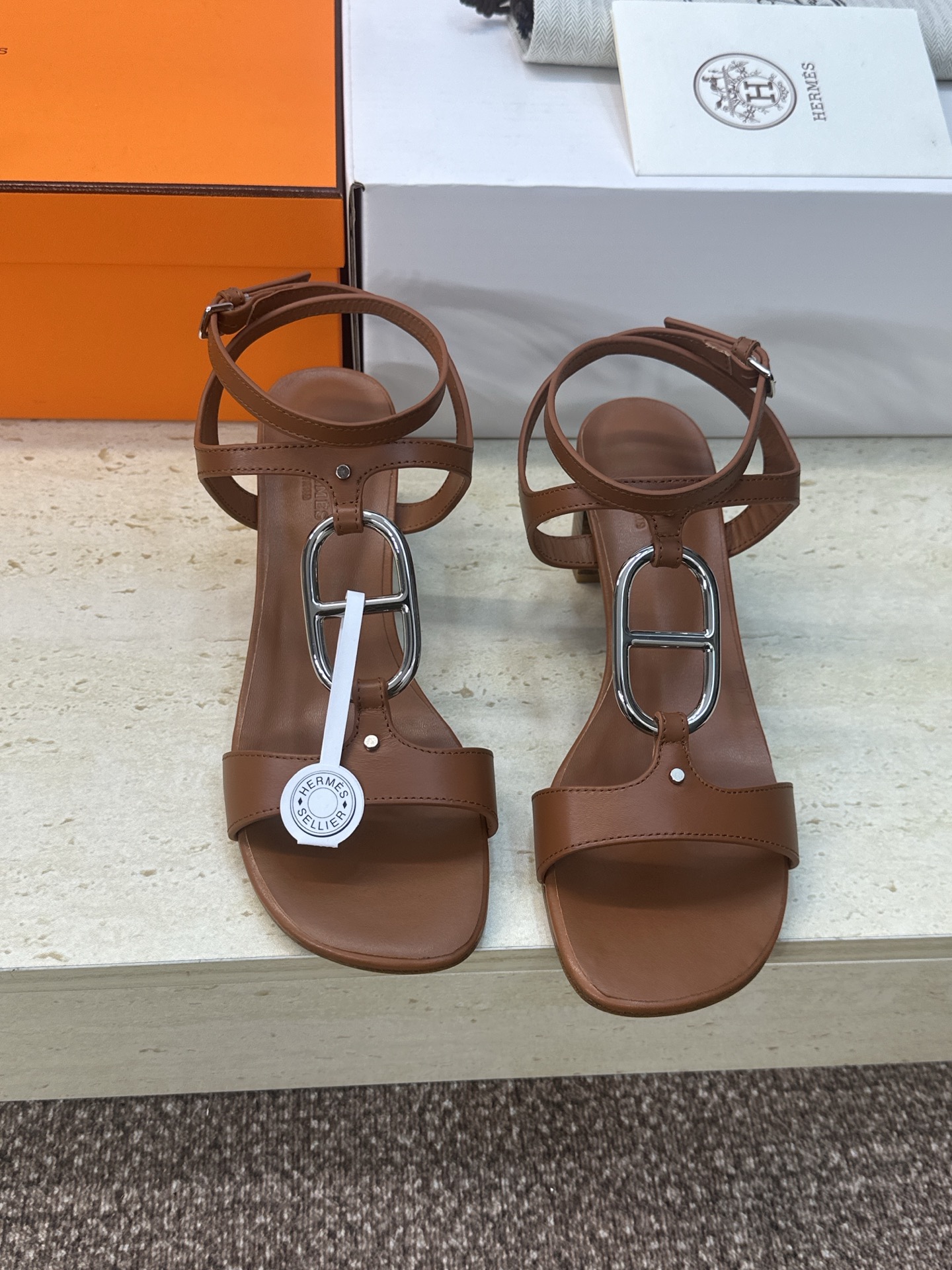 NO:747921,(With a complete set of airplane cases) Dongguan-made purchasing agent Hermes 2026 early spring new Marinella Roman style pig nose chain pattern Chaine d’Ancre hollow open-toe thick heel women’s shoes H family letter logo hardware buckle mid-heel square toe color-blocking back empty sandals Material upper imported calfskin + water-dyed cowhide lining + Italian leather outsole Heel height: 5CM Size:  34-43 (34.40.41.42.43 customization is not returnable), sandals, hermes, hermes, sandals, cowhide, Leather soles19860909(配全套飞机盒) 莞产 代购级 爱马仕 Hermes 2026早春新款 Marinella 罗马风格猪鼻子链条图案Chaine d’Ancre 镂空露趾粗跟女鞋 H家字母logo五金扣中跟方头拼色后空凉鞋 材质鞋面进口小牛皮+水染牛皮内里+意大利真皮大底 跟高:5CM Size: 34-43（34.40.41.42.43定制不退换）,凉鞋,hermes,hermes,sandals,cowhide,Leather soles,Women's Shoes