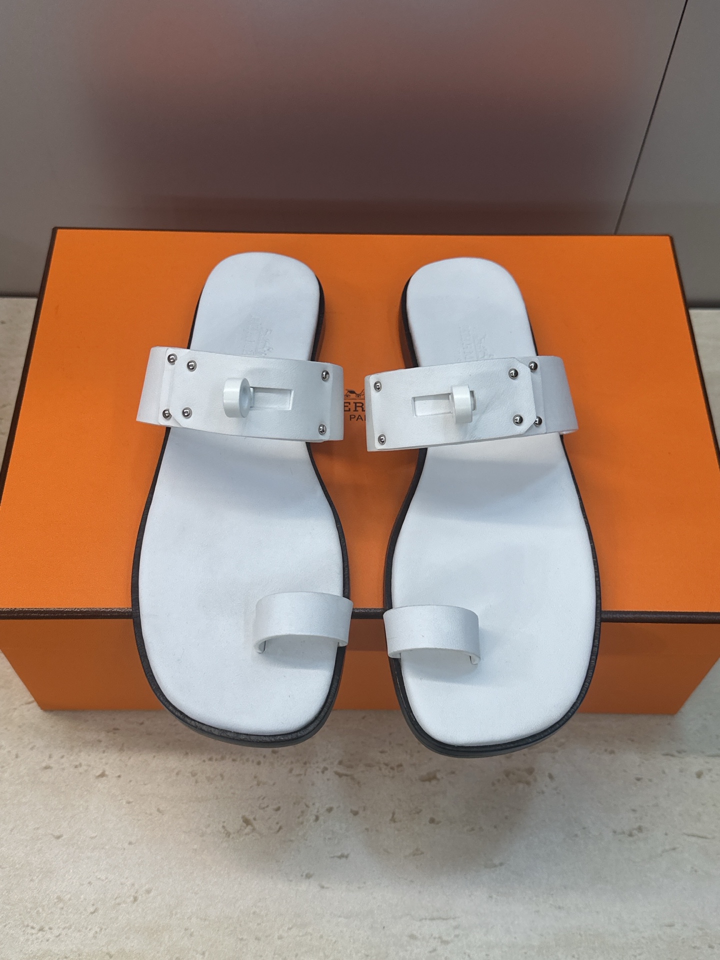 NO:747941,Hermes 2026 early spring new style Lissa punk style rivet color block women's shoes H family logo flat bottom Kelly buckle round toe thong sandals Material upper imported calfskin + water-dyed cowhide lining + Italian genuine leather outsole Size: 34-42 (34.40.41.42 customization is not returnable), split-toe shoes, hermes, hermes, slippers, cowhide, Leather soles19860909爱马仕 Hermes 2026早春新款 Lissa朋克风格铆钉拼色女鞋 H家字母logo平底Kelly扣圆头夹趾凉拖鞋 材质鞋面进口小牛皮+水染牛皮内里+意大利真皮大底 Size: 34-42(34.40.41.42定制不退换）,分趾鞋,hermes,hermes,slippers,cowhide,Leather soles,Women's Shoes