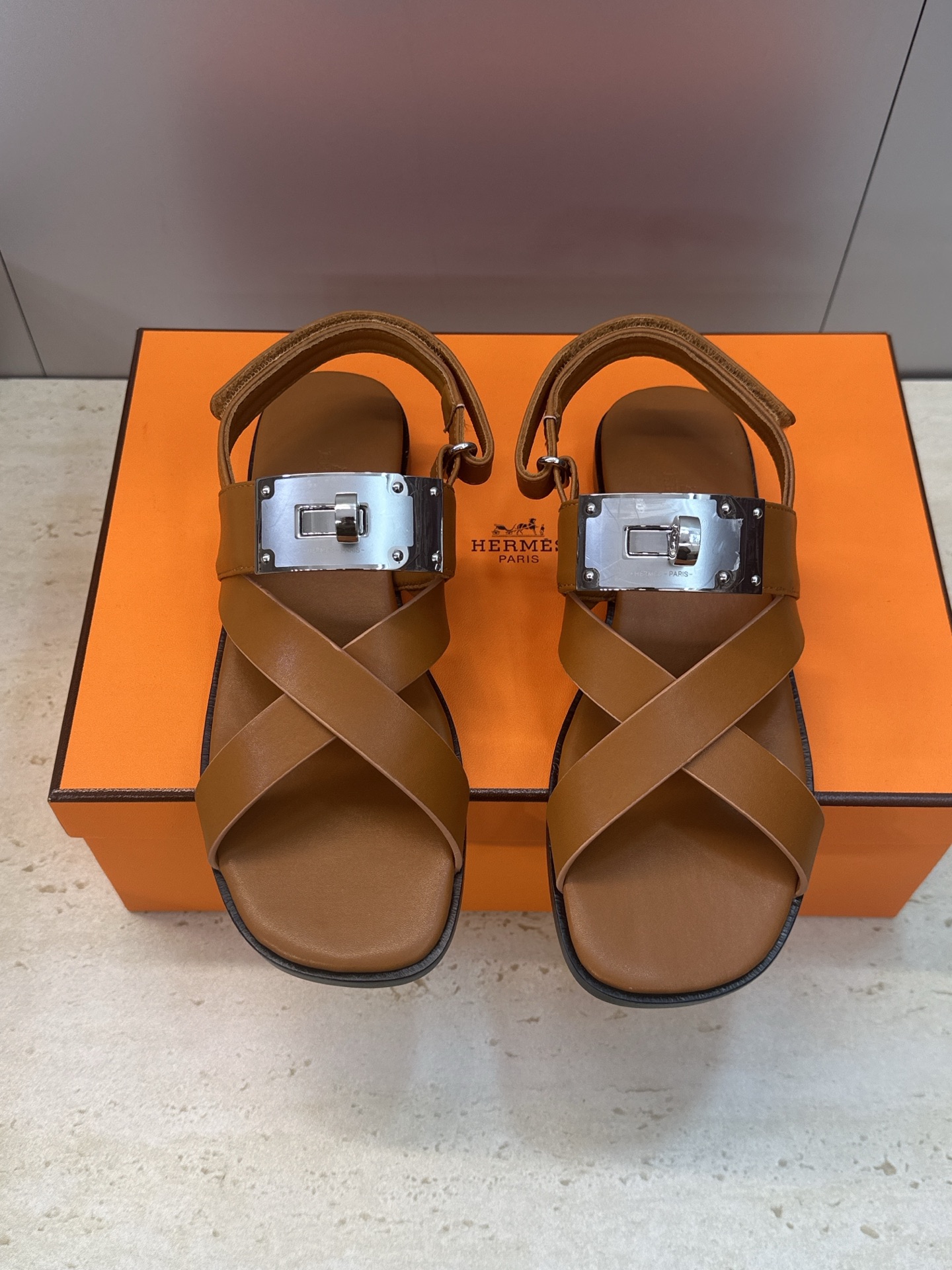 NO:747946,Hermes 2026 early spring new model Kelly buckle lnnocente Velcro color block women's shoes H family logo flat bottom round head Roman style cross strap back beach sandals Material upper imported calfskin + water-dyed cowhide lining + Italian genuine leather outsole Size: 34-42 (34.40.41.42 customization is not returnable), sandals, hermes, hermes, sandals, cowhide, Leather soles19860909爱马仕 Hermes 2026早春新款 Kelly扣 lnnocente魔术贴拼色女鞋 H家字母logo平底圆头罗马风交叉带后空沙滩凉鞋 材质鞋面进口小牛皮 +水染牛皮内里+意大利真皮大底 Size: 34-42（34.40.41.42定制不退换）,凉鞋,hermes,hermes,sandals,cowhide,Leather soles,Women's Shoes