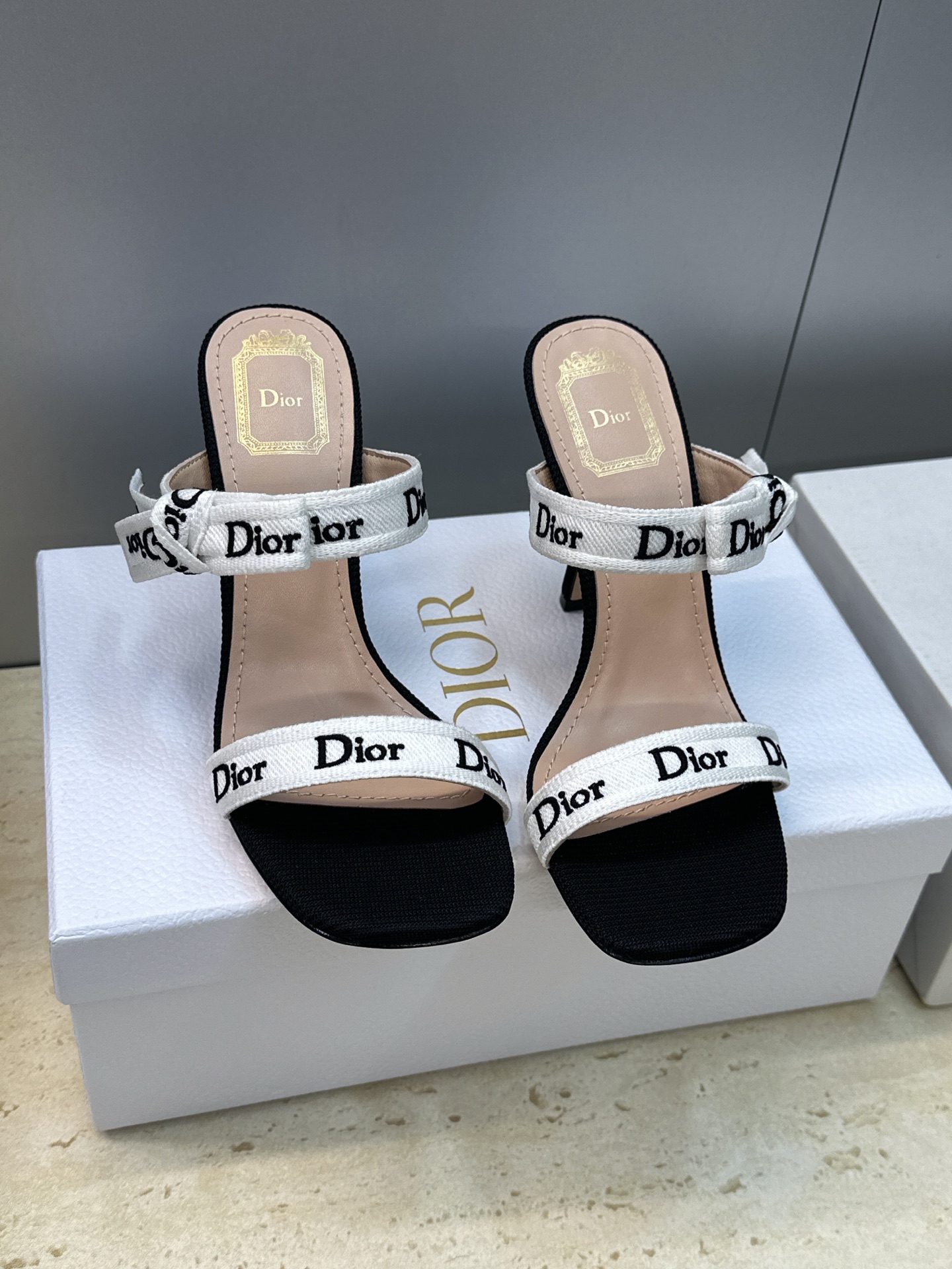 NO:750146,J'ADIOR Dior 2026 early spring new high-definition series Dentelle high-heeled bow women's shoes. The same style as the star's CD letter logo three-dimensional embroidery square toe open toe color matching sandals. The top version on the market. Material: upper imported environmentally friendly breathable jacquard technical fabric + water-dyed sheepskin lining + Italian leather outsole. Heel height: 9.5CM  size34-44 (34.40.41.42.43.44 customized, non-refundable and non-exchangeable), high heels, dior, dior, high heels, slippers, sheepskin, Leather soles19860909J'ADIOR 迪奥 Dior 2026 早春新款高定系列Dentelle高跟蝴蝶结女鞋 明星同款CD字母logo立体刺绣方头露趾拼色凉拖鞋 市面顶级版本 材质:鞋面进口环保透气提花布科技面料+水染羊皮内里+意大利真皮大底 跟高:9.5CM size34-44（34.40.41.42.43.44定制不退不换）,高跟鞋,dior,dior,high heels,slippers,sheepskin,Leather soles,Women's Shoes