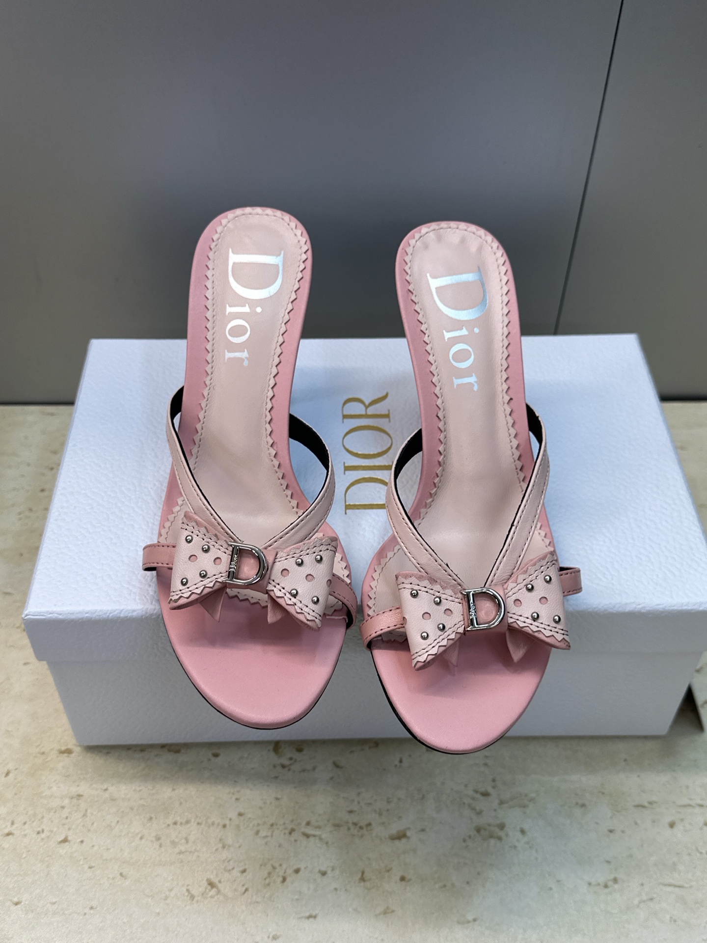 NO:750151,Dior Dior 2026 early spring new high-heeled round-toe bow women's shoes CD letter logo hardware buckle rivets hollow open-toe sandals material upper imported calfskin + water-dyed sheepskin lining + Italian genuine leather outsole Heel height: 7CM Size: 34-42 (34.40.41.42 customized non-refundable), high heels, dior, dior, high  heels,slippers,cowhide,sheepskin,Leather soles19860909Dior 迪奥 2026早春新款高跟圆头蝴蝶结女鞋 CD字母logo五金扣铆钉镂空露趾凉拖鞋 材质鞋面进口小牛皮+水染羊皮内里+意大利真皮大底 跟高:7CM Size:34-42(34.40.41.42定制不退不换),高跟鞋,dior,dior,high heels,slippers,cowhide,sheepskin,Leather soles,Women's Shoes