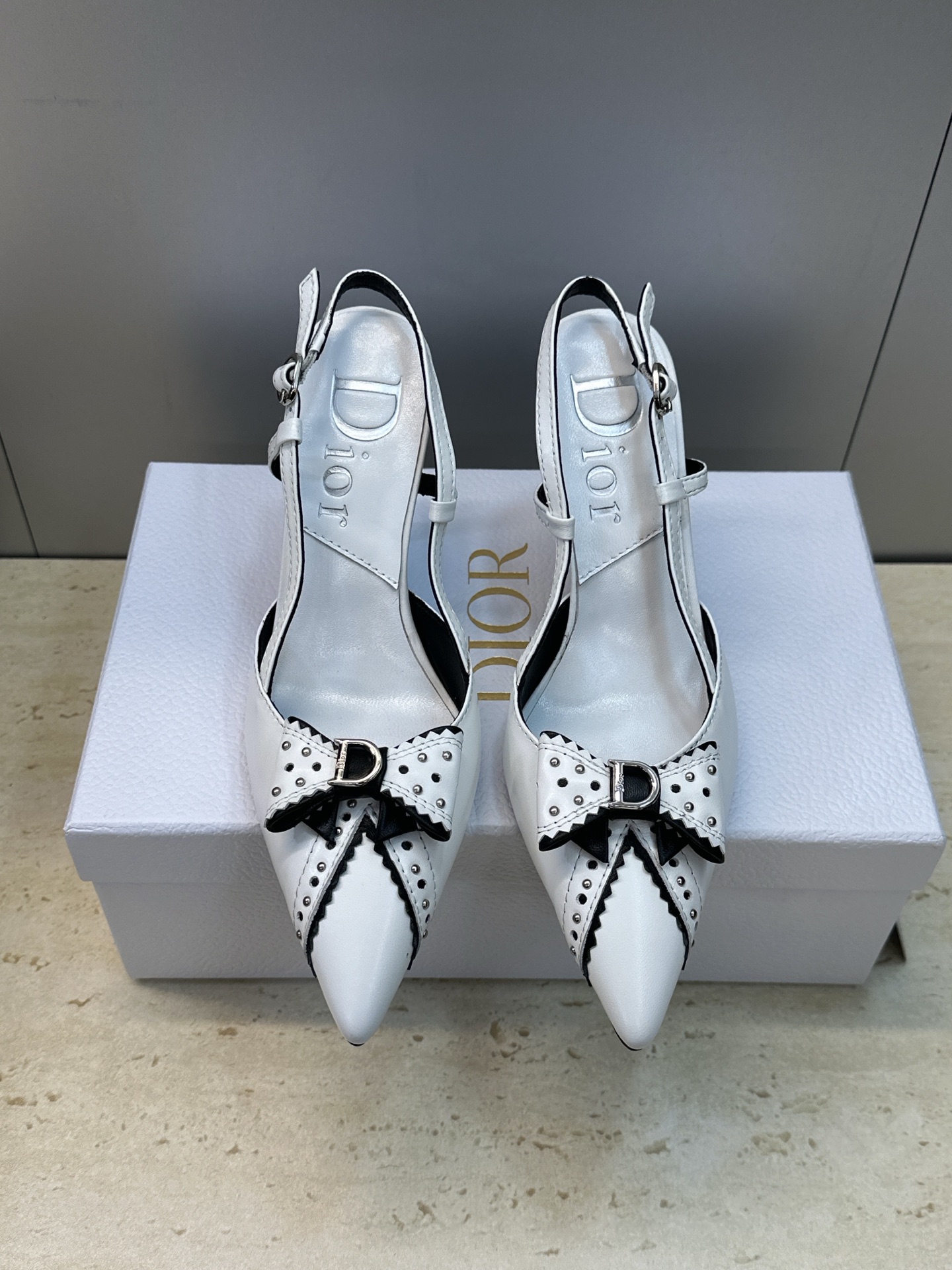 NO:750156,Dior Dior 2026 early spring new high-heeled pointed-toe bow Mule women's shoes CD letter logo hardware buckle rivets back empty sandals Material upper imported calfskin + water-dyed sheepskin lining + Italian leather outsole Heel height: 7CM Size: 34-42 (34.40.41.42 customized non-refundable), high heels, dior, dior, high heels, slippers, cowhide, sheepskin, Leather  soles19860909Dior 迪奥 2026早春新款高跟尖头蝴蝶结穆勒女鞋 CD字母logo五金扣铆钉后空凉拖鞋 材质鞋面进口小牛皮+水染羊皮内里+意大利真皮大底 跟高:7CM Size:34-42(34.40.41.42定制不退不换),高跟鞋,dior,dior,high heels,slippers,cowhide,sheepskin,Leather soles,Women's Shoes