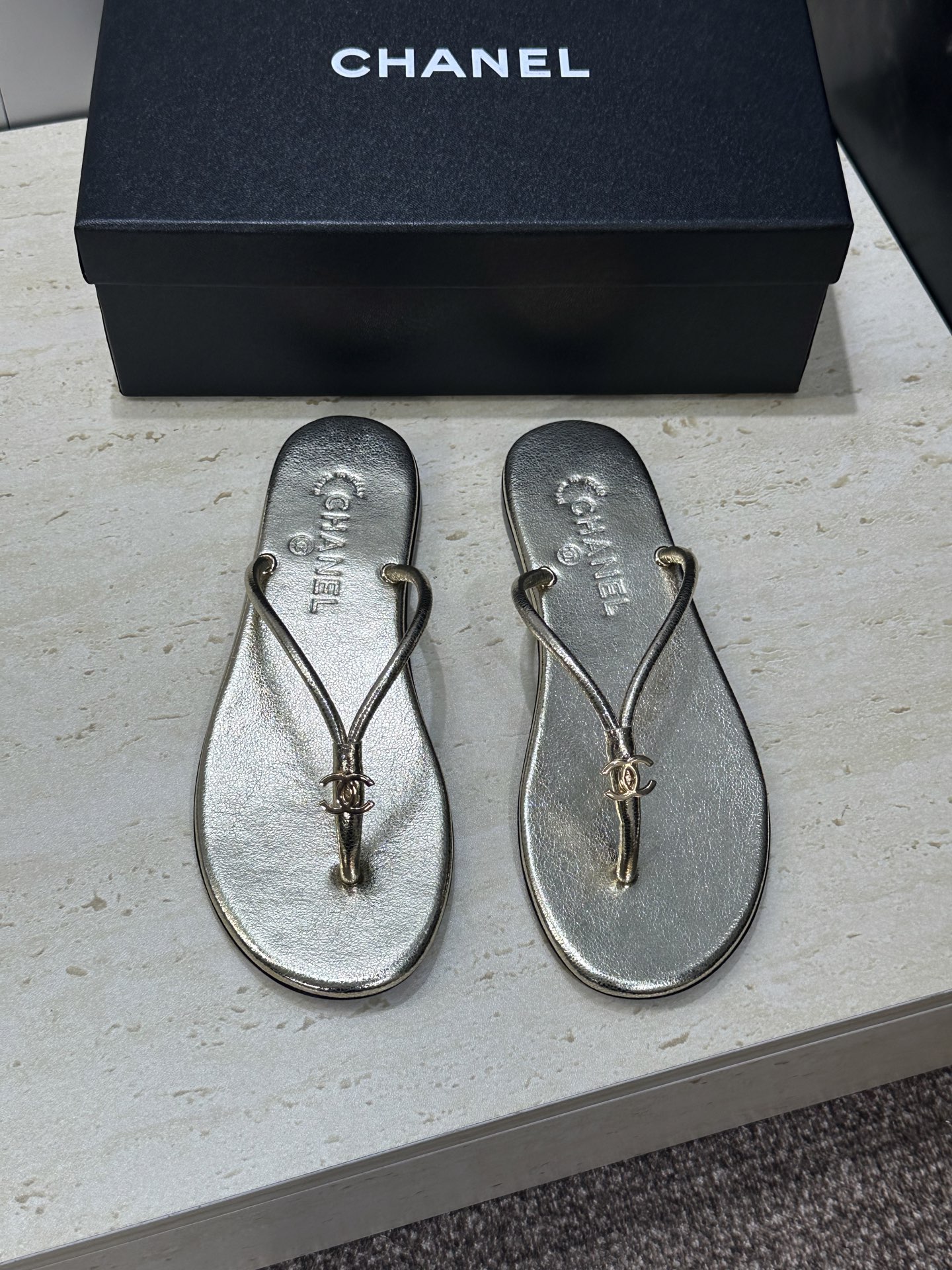 NO:787652,CHANEL Chanel 2026 early spring new fashion thong women's shoes Xiaoxiang double C letter logo hardware buckle flat round toe flip-flops beach shoes Material: upper imported mixed sheepskin/metal sheepskin + Italian genuine leather outsole size 35-41 (40.41 custom-made non-refundable), split-toe shoes, chanel, chanel, sheepskin, Leather soles19860909CHANEL 香奈儿2026早春新款时尚夹趾女鞋 小香双C字母logo五金扣平底圆头人字拖沙滩鞋 材质:鞋面进口混种羊皮/金属羊皮+意大利真皮大底 size35-41(40.41定做不退不换）,分趾鞋,chanel,chanel,sheepskin,Leather soles,Women's Shoes