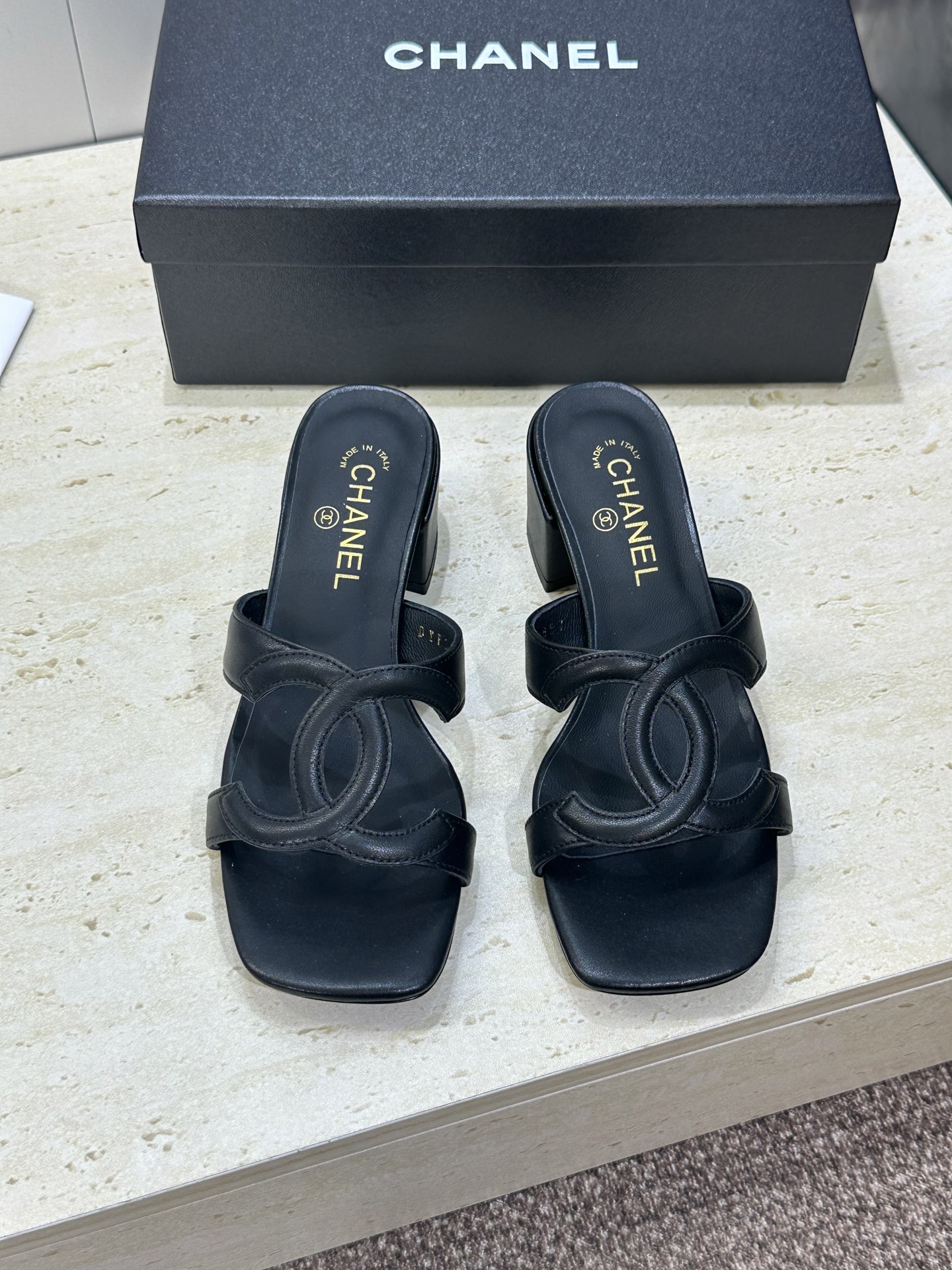 NO:787650,CHANEL Chanel 2026 early spring new fashion thick heel women's shoes Xiaoxiang double C letter logo medium heel square toe open toe hollow sandals Material: upper imported mixed sheepskin/imported sheepskin + water-dyed sheepskin lining + Italian leather outsole Heel height: 5.5CM  size35-41 (40.41 customized, non-refundable and non-exchangeable), slippers, chanel, chanel, slippers, sheepskin, sheep, Leather soles19860909CHANEL 香奈儿2026早春新款时尚粗跟女鞋 小香双C字母logo中跟方头露趾镂空凉拖鞋 材质:鞋面进口混种羊皮/进口羊猄皮+水染羊皮内里+意大利真皮大底 跟高:5.5CM size35-41(40.41定做不退不换）,拖鞋,chanel,chanel,slippers,sheepskin,sheep,Leather soles,Women's Shoes