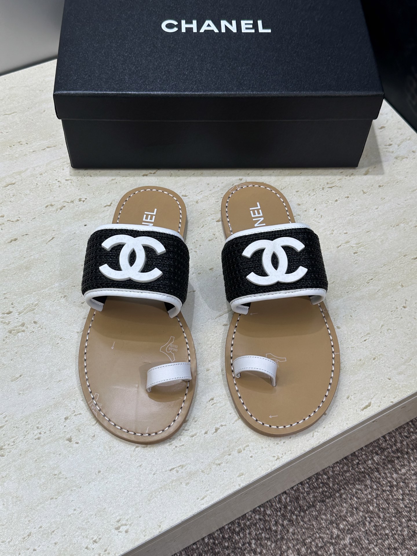 NO:787648,CHANEL Chanel 2026 new fashion flip-toe beach women's shoes for early spring Xiaoxiang double C letter logo hardware buckle flat round toe color matching sandals Material: upper imported environmentally friendly breathable woven technical fabric + water-dyed sheepskin lining + Italian genuine leather outsole size 35-41 (40.41 custom-made non-refundable), split-toe shoes, chanel, chanel, slippers, sheepskin, Leather soles19860909CHANEL 香奈儿2026早春新款时尚夹趾沙滩女鞋 小香双C字母logo五金扣平底圆头拼色凉拖鞋 材质:鞋面进口环保透气梭织科技面料+水染羊皮内里+意大利真皮大底 size35-41(40.41定做不退不换）,分趾鞋,chanel,chanel,slippers,sheepskin,Leather soles,Women's Shoes