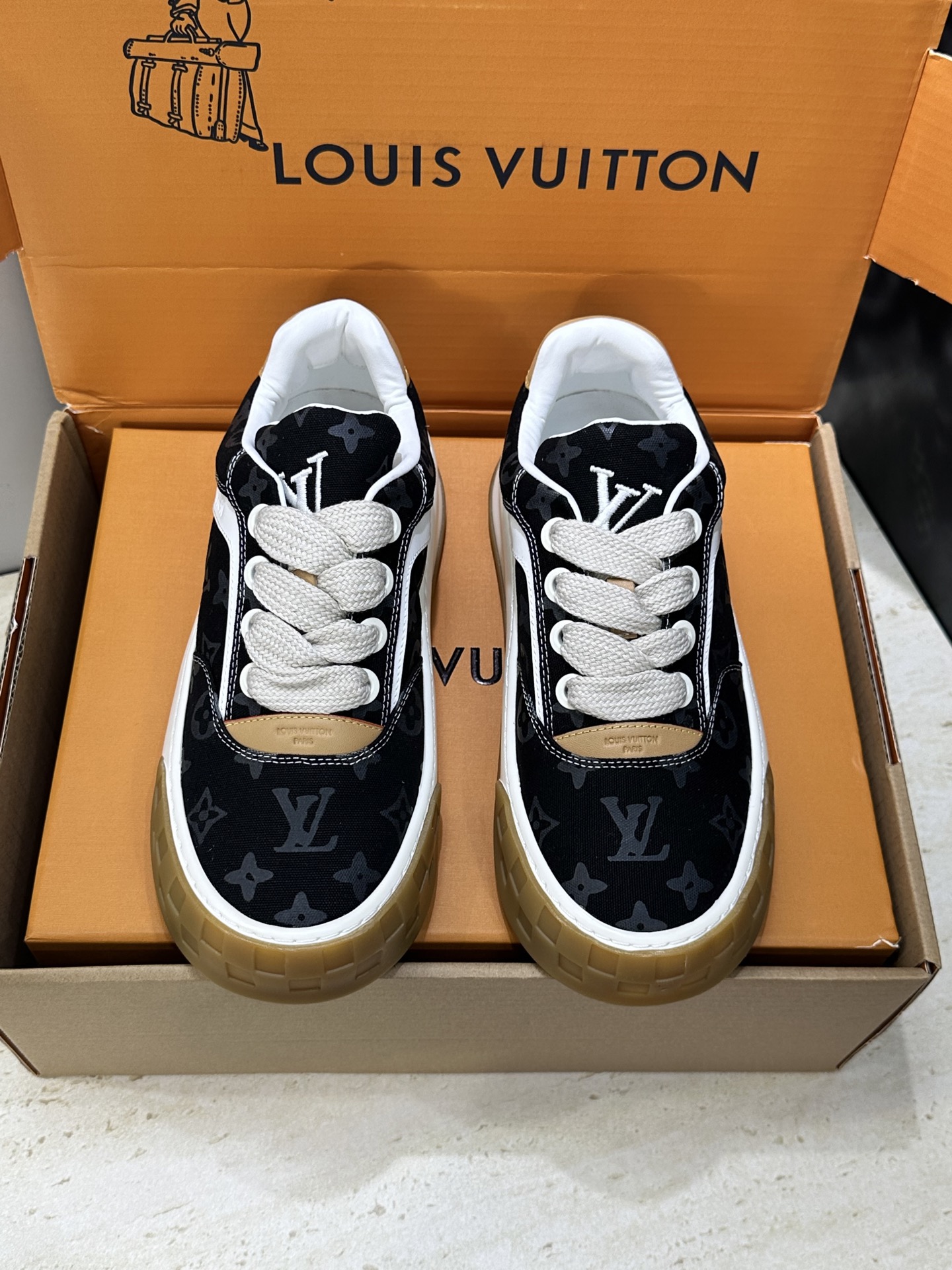 NO:788463,Louis Vuitto* 2026 early spring haute couture couple's wear series new flat-soled lace-up graffiti casual sneakers LV letter logo round-toe thick-soled color-blocking skateboard shoes Material upper imported calfskin/imported old flower leather/imported sheepskin + water-dyed cowhide lining + original molded wear-resistant Oxford bottom sole thickness 3CM  Size women's size 35-40 (35 customization is non-returnable) men's size 39-46 (46 customization is non-refundable), casual shoes/sports shoes, louis vuitton, louis vuitton, sneakers, cowhide, sheep19860909Louis Vuitto* 2026早春高定情侣装系列新款平底系带涂鸦休闲运动鞋 LV字母logo圆头厚底拼色滑板鞋 材质鞋面进口小牛皮/进口老花皮/进口羊猄皮+水染牛皮内里+原版开模耐磨牛津底 底厚3CM Size女码35-40(35定制不退换)男码39-46(46定制不退换）,休闲鞋/运动鞋,louis vuitton,louis vuitton,sneakers,cowhide,sheep,Women's Shoes
