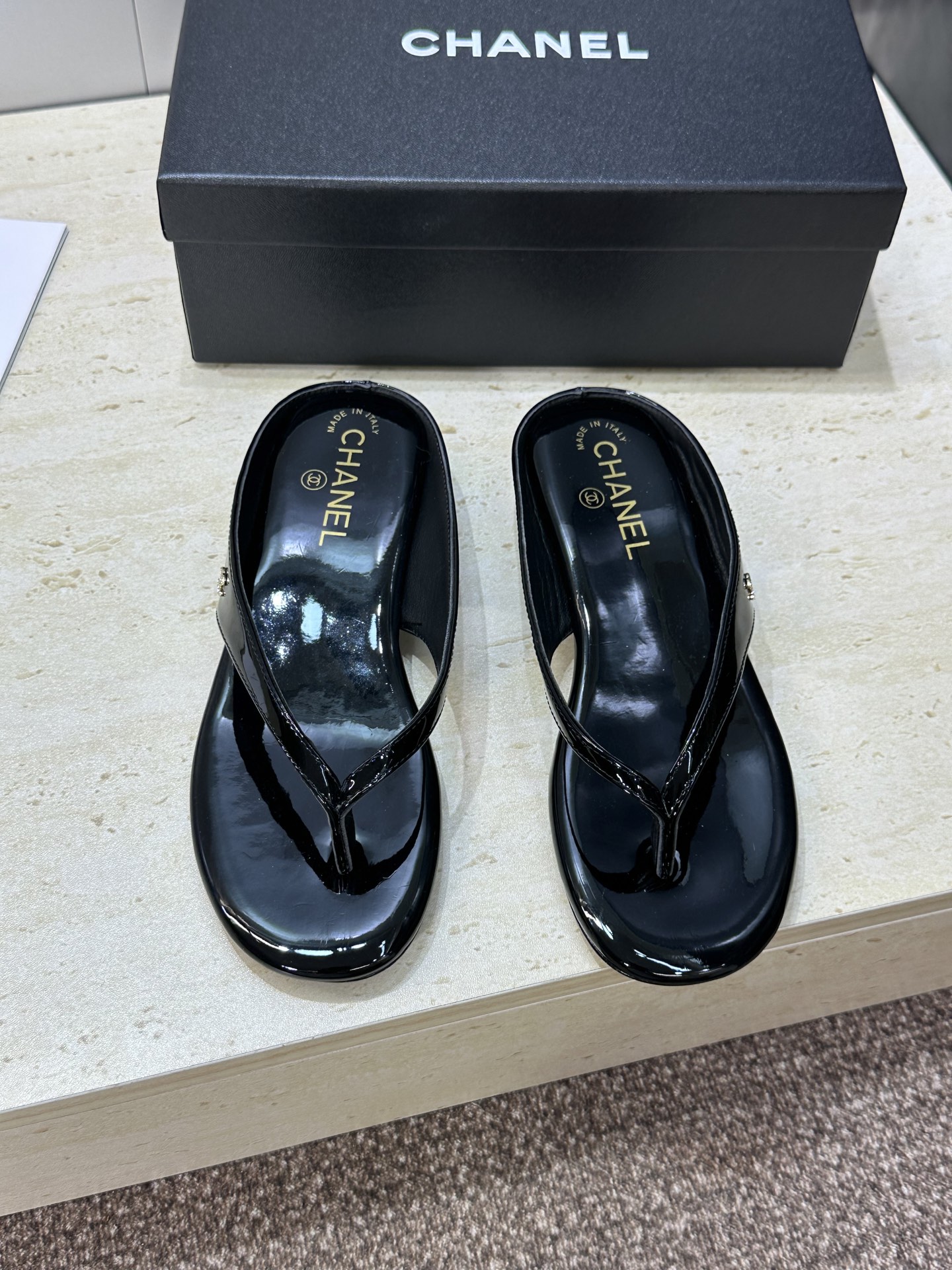 NO:788460,CHANEL Chanel 2026 early spring new fashion flip-flop women's shoes Xiaoxiang double C letter logo hardware buckle low-heeled round-toe flip-flops beach shoes Material: imported sheep patent leather upper + water-dyed sheepskin lining + Italian genuine leather outsole size 35-41 (40.41 custom-made, non-refundable and non-exchangeable), split-toe shoes, chanel, chanel, sheepskin, Leather soles19860909CHANEL 香奈儿2026早春新款时尚夹趾女鞋 小香双C字母logo五金扣低跟圆头人字拖沙滩鞋 材质:鞋面进口羊漆皮+水染羊皮内里+意大利真皮大底 size35-41(40.41定做不退不换）,分趾鞋,chanel,chanel,sheepskin,Leather soles,Women's Shoes