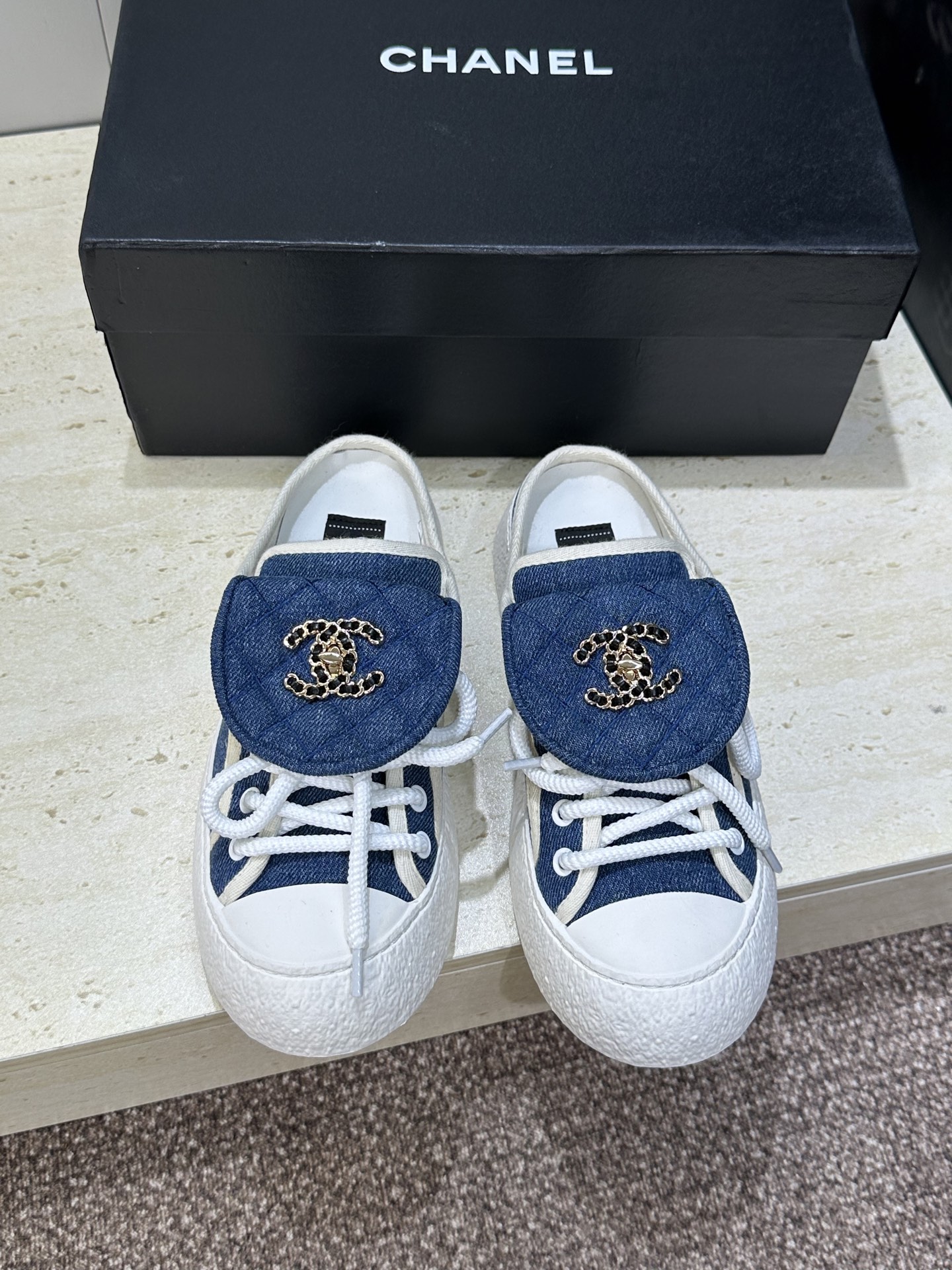 NO:788454,CHANEL Chanel 2026 early spring new fashion flip rhombus electric embroidery color matching casual lace-up skateboard women's shoes Xiaoxiang double C letter logo chain hardware buckle flat bottom round head lazy Mule sandals material: upper imported environmentally friendly breathable woolen fabric/imported calfskin + water-dyed sheepskin lining + original open-molded Tpu outsole  size35-41 (40.41 customized, non-returnable and non-exchangeable), casual shoes/sneakers and half-flops, chanel, chanel, sneakers, slippers, cowhide, sheepskin19860909CHANEL 香奈儿2026早春新款时尚翻盖菱格电绣拼色休闲系带滑板女鞋 小香双C字母logo链条五金扣平底圆头懒人穆勒凉拖鞋 材质:鞋面进口环保透气毛呢面料/进口小牛皮+水染羊皮内里+原版开模Tpu大底 size35-41(40.41定做不退不换）,休闲鞋/运动鞋半拖,chanel,chanel,sneakers,slippers,cowhide,sheepskin,Women's Shoes