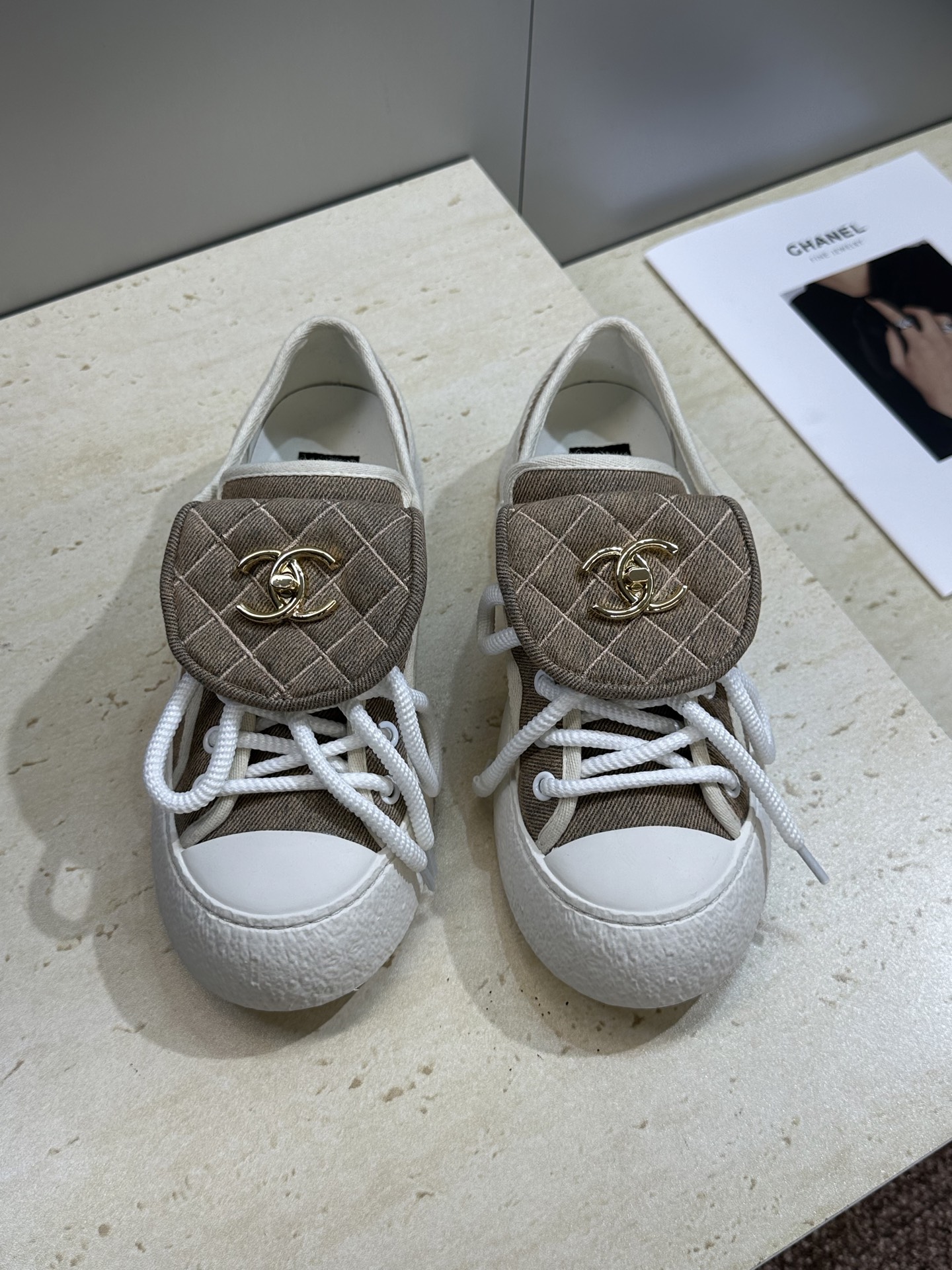 NO:788457,CHANEL Chanel 2026 early spring new fashion flip rhombus electric embroidery color matching lace-up sports shoes for women Xiaoxiang double C letter logo chain hardware buckle flat round toe casual skateboard shoes Material: upper imported environmentally friendly breathable woolen fabric/imported calfskin + water-dyed sheepskin lining + original molded Tpu outsole  size 35-41 (40.41 customized, non-returnable and non-exchangeable), casual shoes/sneakers and half slippers, chanel, chanel, sneakers, cowhide, sheepskin19860909CHANEL 香奈儿2026早春新款时尚翻盖菱格电绣拼色系带运动女鞋 小香双C字母logo链条五金扣平底圆头休闲滑板鞋 材质:鞋面进口环保透气毛呢面料/进口小牛皮+水染羊皮内里+原版开模Tpu大底 size35-41(40.41定做不退不换）,休闲鞋/运动鞋半拖,chanel,chanel,sneakers,cowhide,sheepskin,Women's Shoes