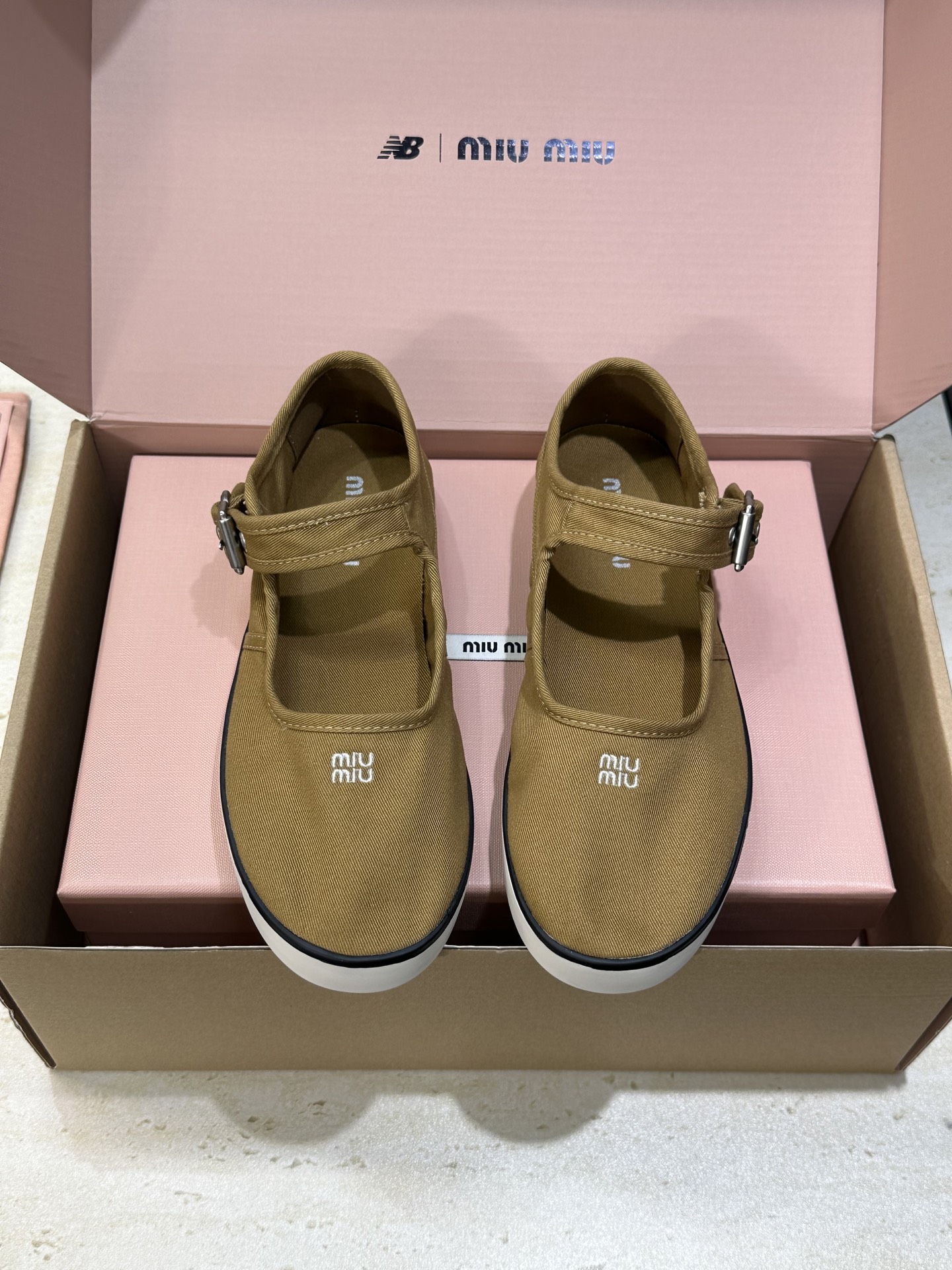 NO:788445,Miumiu 2026 early spring new rivet casual skateboard women's shoes Miumiu letter logo hardware buckle flat-bottomed round-head sports canvas shoes Material: upper imported environmentally friendly breathable canvas + water-dyed sheepskin lining + original open-molded Tpu outsole Size: 35-40 (40 customized non-returnable), casual shoes/sports shoes, miumiu, sneakers, sheepskin19860909Miumiu 2026早春新款铆钉休闲滑板女鞋 缪缪字母logo五金扣平底圆头运动帆布鞋 材质:鞋面进口环保透气帆布+水染羊皮内里+原版开模Tpu大底 Size:35-40(40定制不退换）,休闲鞋/运动鞋,miumiu,sneakers,sheepskin,Women's Shoes