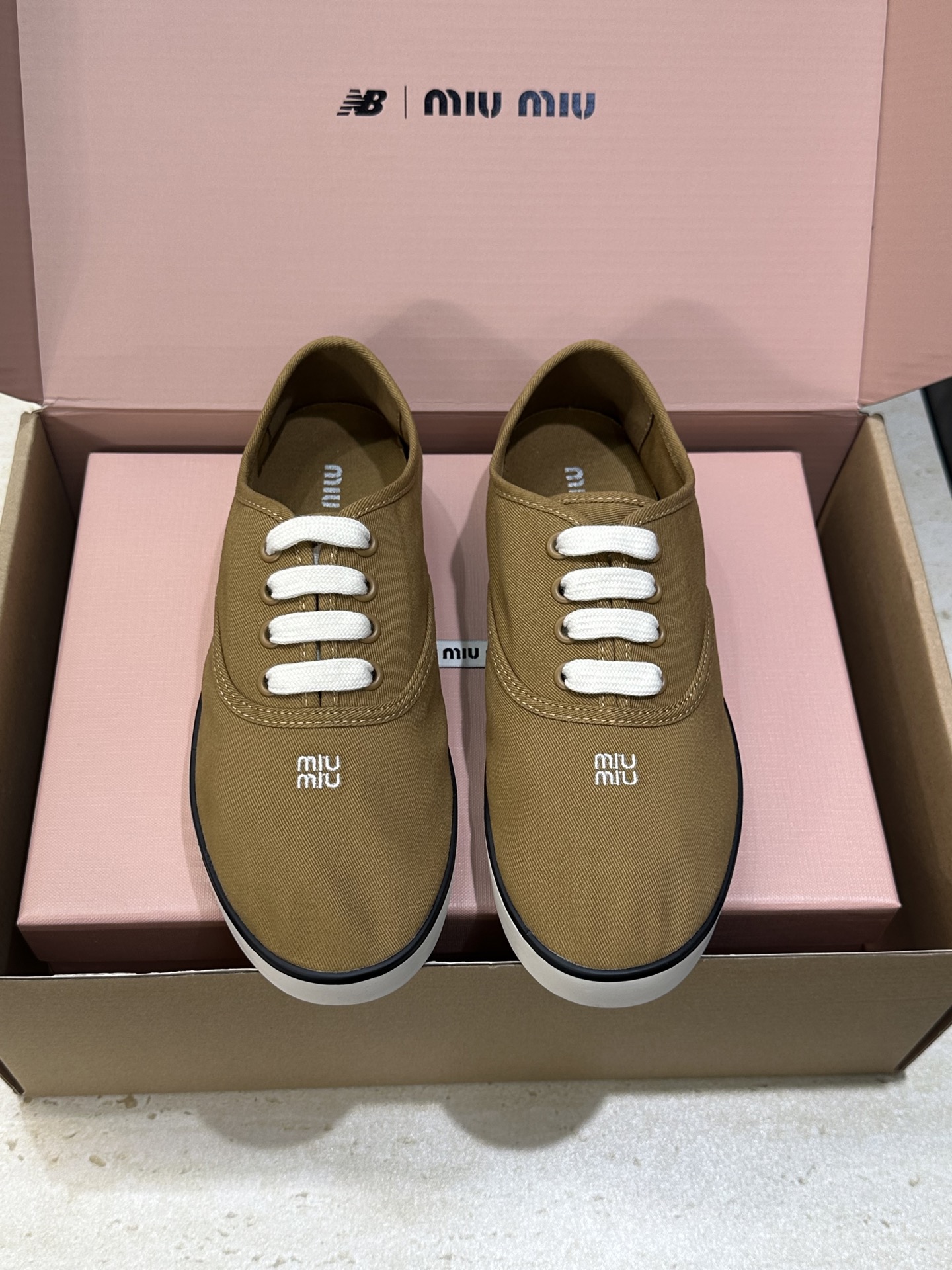 NO:788448,Miumiu 2026 early spring new lace-up casual skateboard women's shoes Miumiu letter logo flat-bottomed round-toe sports canvas shoes Material: upper imported environmentally friendly breathable canvas + water-dyed sheepskin lining + original molded Tpu outsole Size: 35-40 (40 customized non-returnable), casual shoes/sports shoes, miumiu, sneakers, sheepskin19860909Miumiu 2026早春新款系带休闲滑板女鞋 缪缪字母logo平底圆头运动帆布鞋 材质:鞋面进口环保透气帆布+水染羊皮内里+原版开模Tpu大底 Size:35-40(40定制不退换）,休闲鞋/运动鞋,miumiu,sneakers,sheepskin,Women's Shoes