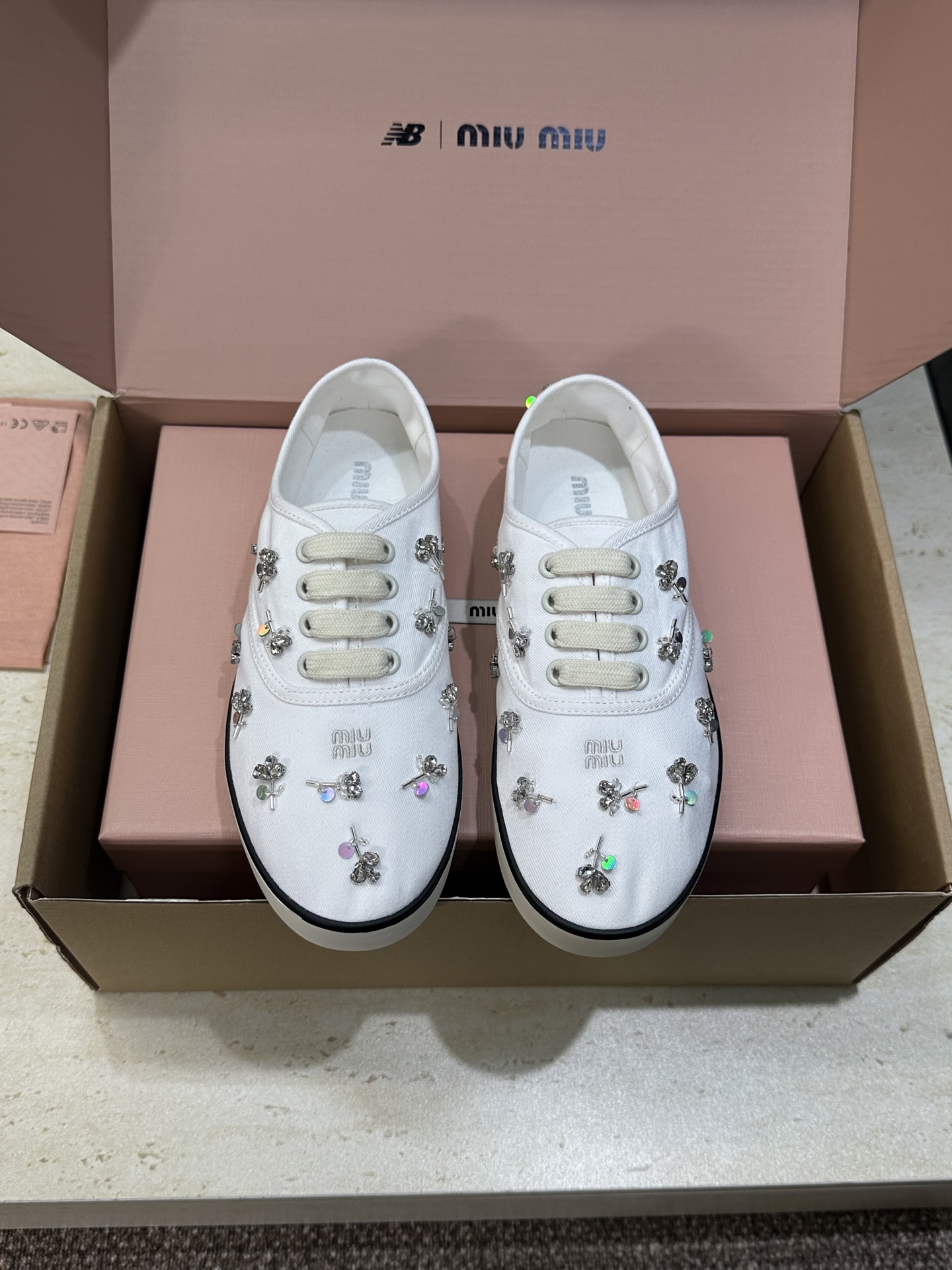 NO:788451,Miumiu 2026 early spring new lace-up casual skateboard women's shoes Miumiu letter logo rhinestone hardware buckle flat-bottomed round-head sports canvas shoes Material: upper imported environmentally friendly breathable canvas + water-dyed sheepskin lining + original open-molded Tpu outsole Size: 35-40 (40 customized non-returnable), casual shoes/sports shoes, miumiu, sneakers, sheepskin19860909Miumiu 2026早春新款系带休闲滑板女鞋 缪缪字母logo水钻五金扣平底圆头运动帆布鞋 材质:鞋面进口环保透气帆布+水染羊皮内里+原版开模Tpu大底 Size:35-40(40定制不退换）,休闲鞋/运动鞋,miumiu,sneakers,sheepskin,Women's Shoes