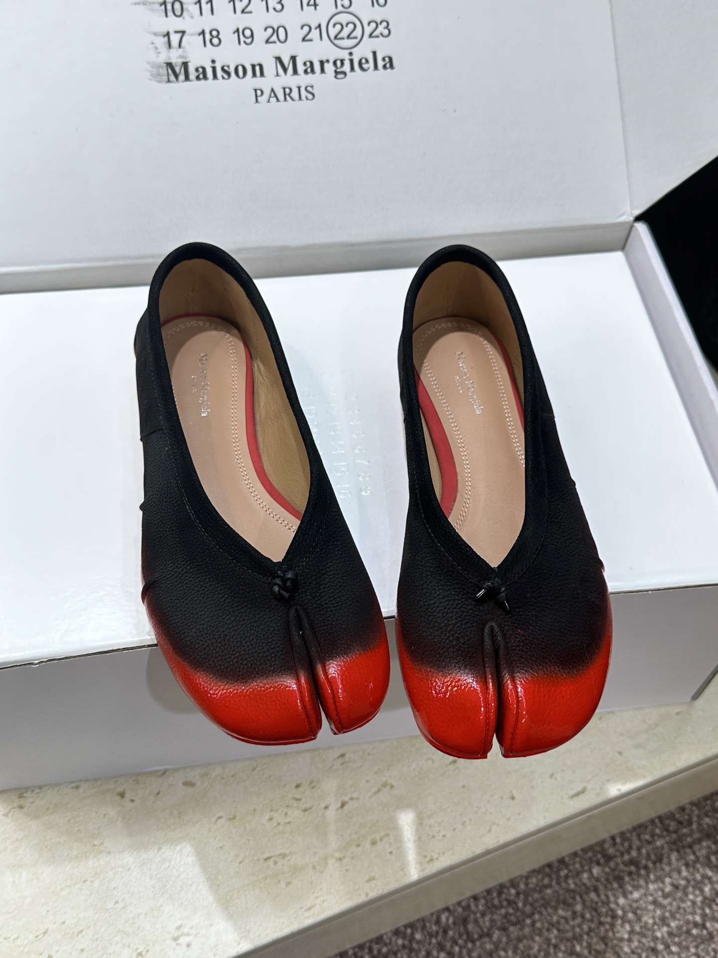 NO:788442,Maison Margiela 2026 early spring new flat-soled Mary Jane doll women's shoes MM6 letter logo color-blocked split-toe ballet shoes Material upper imported calfskin + water-dyed cowhide lining + Italian leather outsole Size: 35-42 (40.41.42 customization is not returnable), split-toe shoes, masion margiela, masion margiela, mary jane, cowhide, Leather soles19860909Maison Margiela 马吉拉 2026早春新款平底玛丽珍娃娃女鞋 MM6字母logo拼色分趾芭蕾舞单鞋 材质鞋面进口小牛皮+水染牛皮内里+意大利真皮大底 Size: 35-42（40.41.42 定制不退换）,分趾鞋,masion margiela,masion margiela,mary jane,cowhide,Leather soles,Women's Shoes