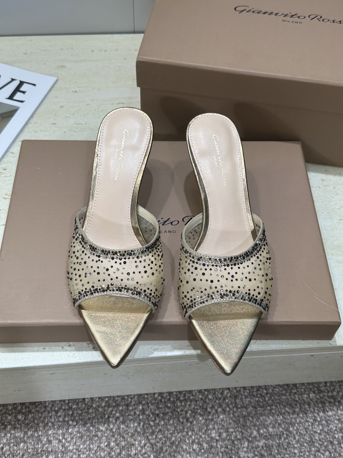 NO:788440,Gianvito Rossi Sejo Rossi 2026 early spring new jelly color rhinestone women's shoes GR letter logo high heel pointed fish mouth open toe sandals Material upper imported environmentally friendly breathable technology mesh inlaid with hot Australian rhinestones + water-dyed sheepskin lining + Italian genuine leather outsole Heel height: 5.5CM Size: 35-40 (customized for 40 non-refundable), high heels and slippers, high heels, slippers, sheepskin, Leather soles19860909Gianvito Rossi 塞乔.罗茜2026早春新款果冻色水钻女鞋 GR字母logo高跟尖头鱼嘴露趾凉拖鞋 材质鞋面进口环保透气科技网面镶烫澳洲水钻+水染羊皮内里+意大利真皮大底 跟高:5.5CM Size:35-40(40定做不退换）,高跟鞋拖鞋,high heels,slippers,sheepskin,Leather soles,Women's Shoes