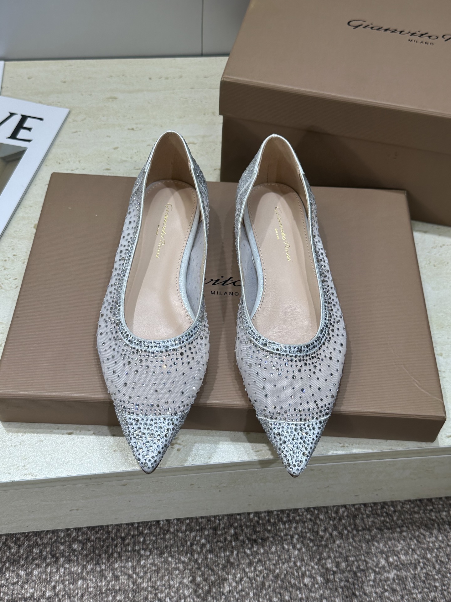 NO:788439,Gianvito Rossi Sejo Rossi 2026 early spring new jelly color rhinestone women's shoes GR letter logo flat bottom pointed toe fashion shoes Material upper imported environmentally friendly breathable technology mesh inlaid with hot Australian rhinestones + water-dyed sheepskin lining + Italian leather outsole Size: 35-40 (customized for 40, non-returnable), single shoes, sheepskin, Leather soles19860909Gianvito Rossi 塞乔.罗茜2026早春新款果冻色水钻女鞋 GR字母logo平底尖头时尚单鞋 材质鞋面进口环保透气科技网面镶烫澳洲水钻+水染羊皮内里+意大利真皮大底 Size:35-40(40定做不退换）,单鞋,sheepskin,Leather soles,Women's Shoes