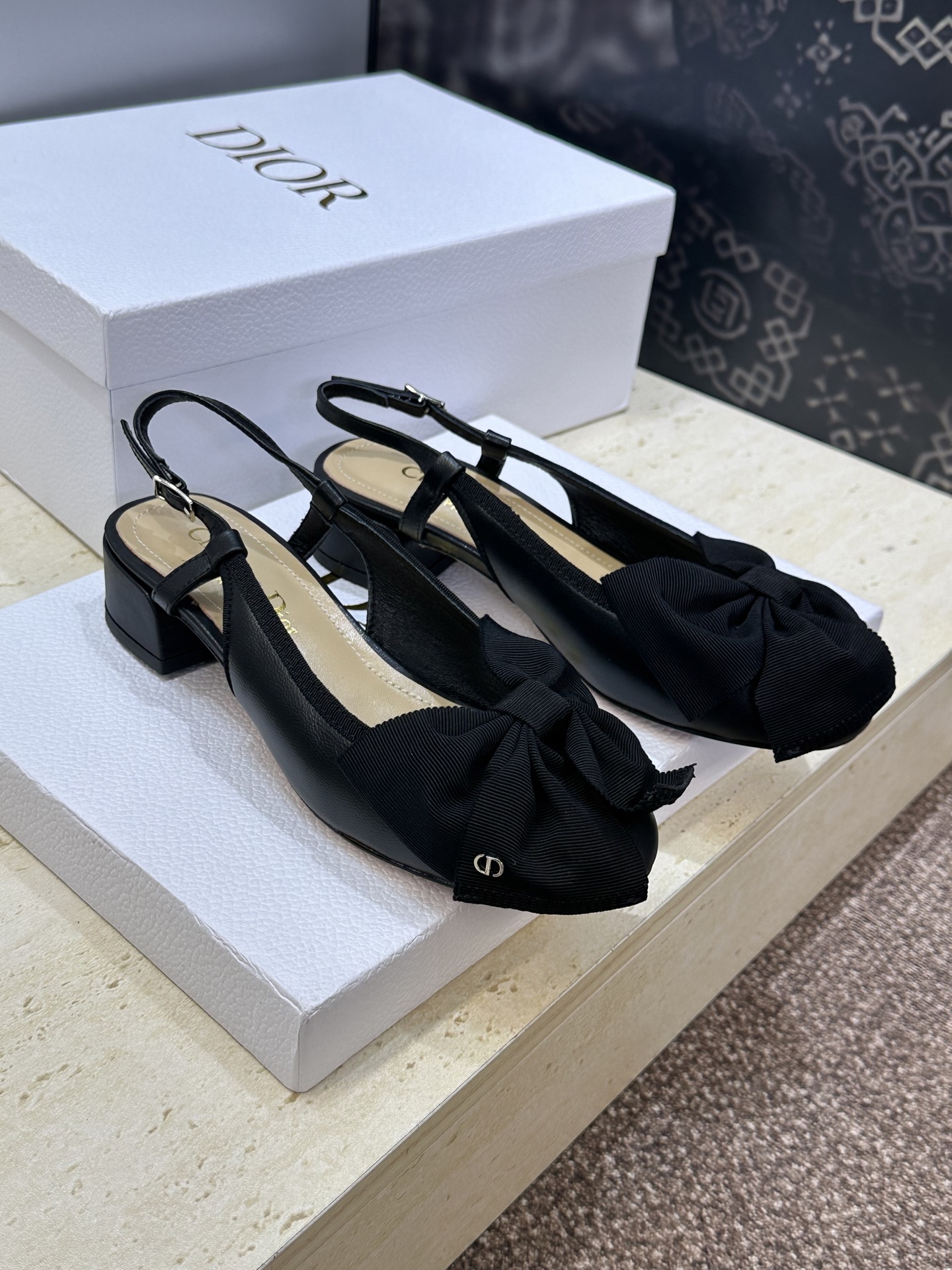 NO:788437,Dior Dior 2026 early spring catwalk new D-Issimo thick heel women's shoes CD star's same fashion bow round head letter logo hardware buckle low heel sandal slippers Material: upper imported calfskin + water-dyed sheepskin lining foot + Italian leather outsole Heel height: 3.5CM  size34-41 (34.41 custom-made, non-refundable), sandals, dior, dior, sandals, slippers, cowhide, sheepskin, Leather soles19860909Dior 迪奥 2026早春走秀新款D-Issimo粗跟女鞋 CD明星同款时尚蝴蝶结圆头字母logo五金扣低跟跟后空凉拖鞋 材质:鞋面进口小牛皮+水染羊皮内里垫脚+意大利真皮大底 跟高:3.5CM size34-41(34.41定做不退换),凉鞋,dior,dior,sandals,slippers,cowhide,sheepskin,Leather soles,Women's Shoes