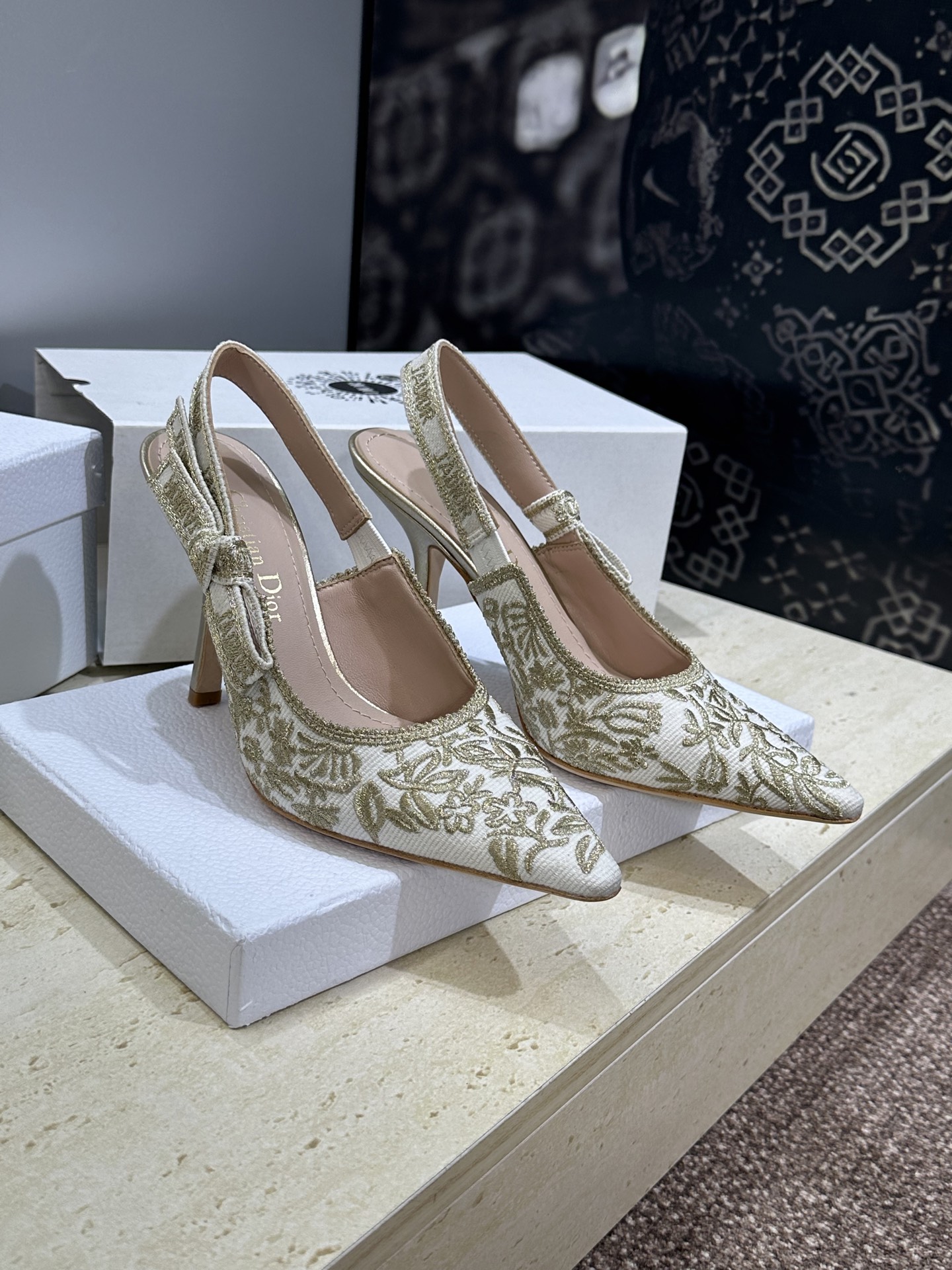 NO:789850,J’ADIOR webbing back empty sandals Dior Dior 2026 early spring latest color Quake Oblique jacquard embroidered letter logo high heel bow color matching women’s shoes The market’s top high-end version Material high temperature water-soluble electric embroidery technology fabric + sheepskin lining + Italian leather outsole  Size standard code 33-44 (flat bottom 34-44) (medium heel 6.5CM/high heel 9.5CM; 33-44) (33.34.40.41.42.43.44 customized, non-returnable, non-exchangeable), sandals, dior, dior, sandals, sheepskin, Leather soles19860909J‘ADIOR织带后空凉鞋 迪奥 Dior 2026 早春最新色Quake Oblique 提花刺绣字母logo高跟蝴蝶结拼色女鞋 市场顶级高端版本 材质高温水溶电绣科技面料+羊皮内里+意大利真皮大底 码数标准码33-44(平底34-44)(中跟6.5CM/高跟9.5CM；33-44)(33.34.40.41.42.43.44订做,不退不换）,凉鞋,dior,dior,sandals,sheepskin,Leather soles,Women's Shoes