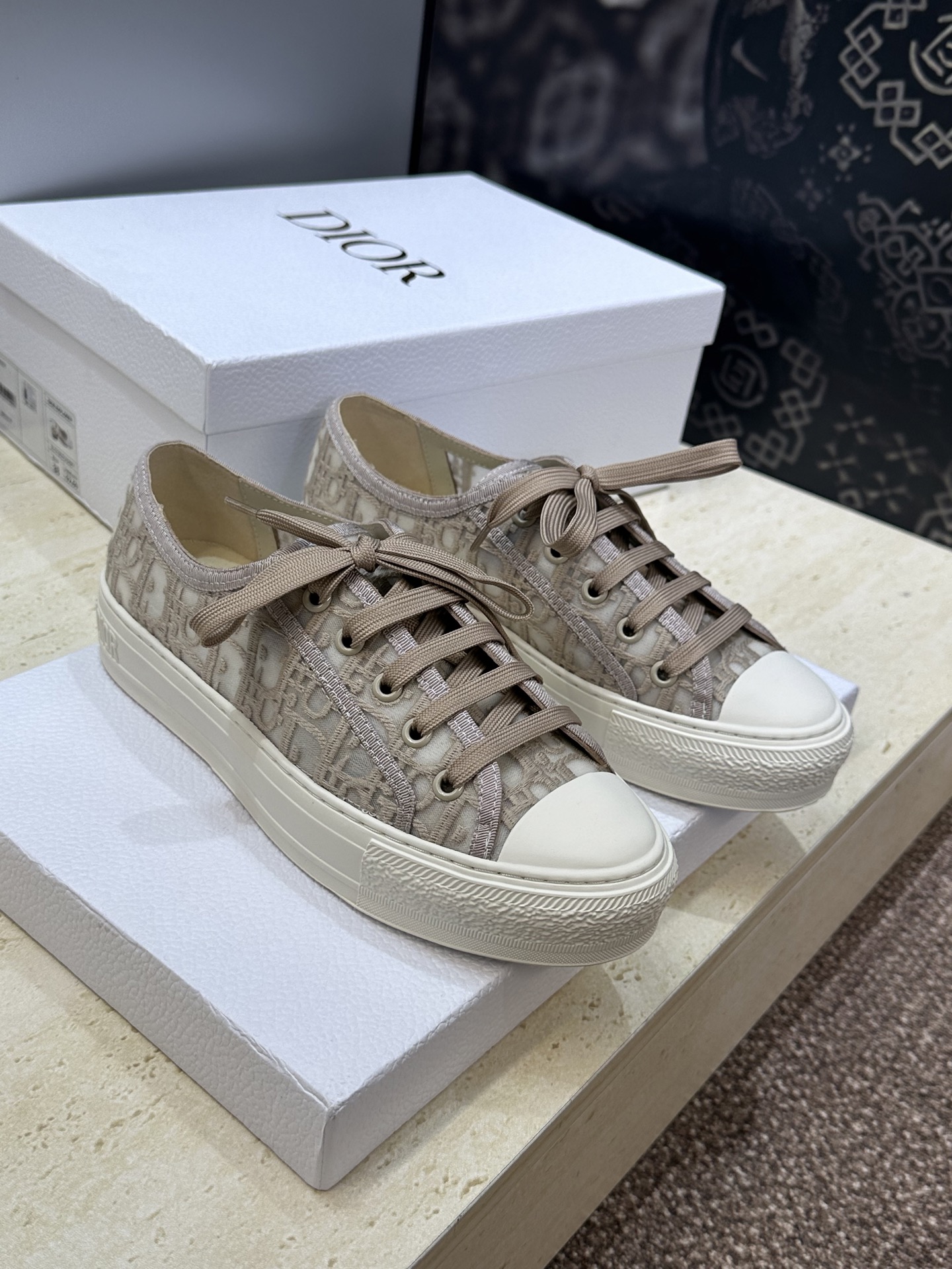 NO:788433,Dior Dior 2026 early spring new Walkn series new color couple wear flat-soled strap casual skateboard shoes CD iconic dark flower letters logo jacquard embroidery pattern color-blocking canvas sneakers Top version on the market Material: Original imported environmentally friendly lace mesh embroidered upper + imported calfskin lining + high elastic Logo foam paste cowhide feet + original molded Tpu outsole Size women's code 35-42 (40.41.42 customization is not returnable)  Men's size 39-45 (all men's sizes are customized and non-returnable), casual shoes/sports shoes, dior, dior, sneakers, cowhide19860909Dior 迪奥 2026早春新款Walkn系列新色情侣装平底绑带休闲滑板鞋 CD标志性暗花字母logo提花刺绣图案拼色帆布运动鞋 市面顶级版本 材质:原版进口环保蕾丝网刺绣鞋面+内里进口小牛皮+高弹力Logo发泡贴牛皮垫脚+原版开模Tpu大底 Size女码35-42(40.41.42定制不退换） 男码39-45(男码全码定制不退换),休闲鞋/运动鞋,dior,dior,sneakers,cowhide,Women's Shoes