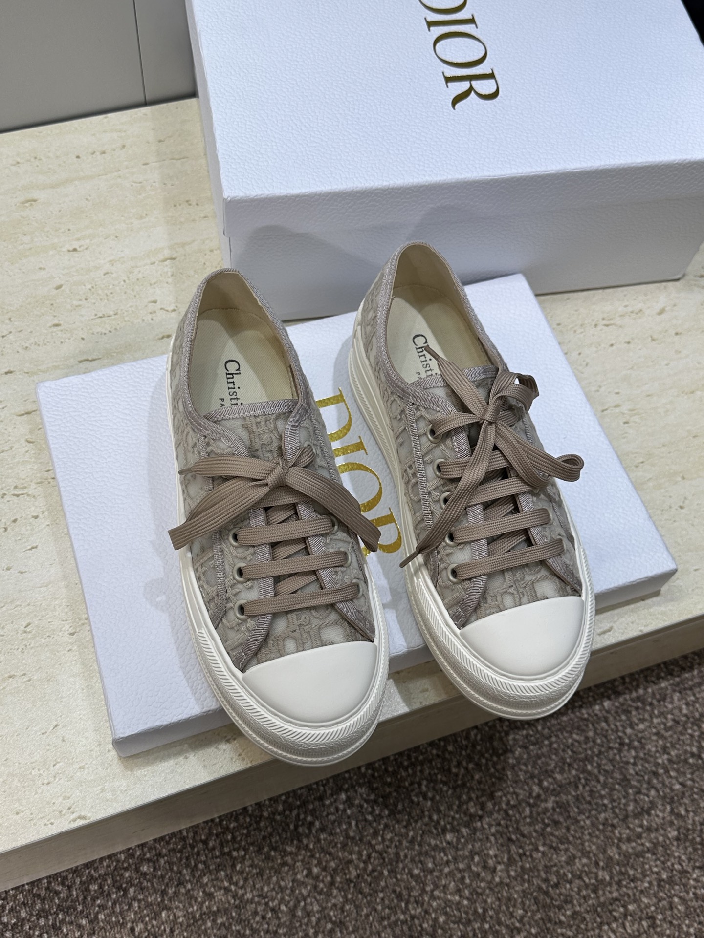 NO:788435,Dior Dior 2026 early spring new Walkn series new color couple wear thick-soled round-toe strap casual skateboard shoes CD iconic dark flower letter logo jacquard embroidery pattern color-blocking canvas sneakers Top version on the market Material: original imported environmentally friendly lace mesh embroidery upper + imported calfskin lining + high elastic Logo foam paste cowhide feet + original molded Tpu outsole Bottom thickness: 4CM  Size Women's size 35-42 (40.41.42 customization is non-refundable) Men's size 39-45 (Men's full size customization is non-refundable), casual shoes/sports shoes, dior, dior, sneakers, cowhide19860909Dior 迪奥 2026早春新款Walkn系列新色情侣装厚底圆头绑带休闲滑板鞋 CD标志性暗花字母logo提花刺绣图案拼色帆布运动鞋 市面顶级版本 材质:原版进口环保蕾丝网刺绣鞋面+内里进口小牛皮+高弹力Logo发泡贴牛皮垫脚+原版开模Tpu大底 底厚:4CM Size女码35-42(40.41.42定制不退换） 男码39-45(男码全码定制不退换),休闲鞋/运动鞋,dior,dior,sneakers,cowhide,Women's Shoes