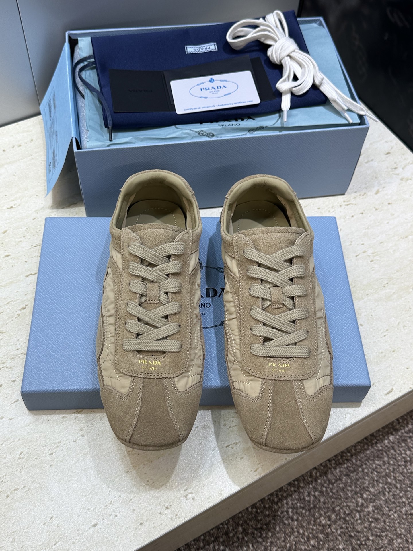 NO:789849,PRADA 2026 early spring new casual lace-up sports Forrest Gump women's running shoes Prada letter logo flat-bottomed round-toe color-blocked skateboarding shoes Material: imported sheepskin upper/environmentally friendly breathable waterproof technology fabric + water-dyed cowhide lining + original open-molded Tpu outsole Size: 35-42 (40.41.42 customized non-refundable), casual shoes/sports shoes, prada, prada, sneakers, cowhide, sheep19860909PRADA 2026早春新款休闲系带运动阿甘女跑鞋 普拉达字母logo平底圆头拼色滑板徳训鞋 材质:鞋面进口羊猄皮/环保透气防水科技面料+水染牛皮内里+原版开模Tpu大底 Size:35-42（40.41.42定制不退换),休闲鞋/运动鞋,prada,prada,sneakers,cowhide,sheep,Women's Shoes