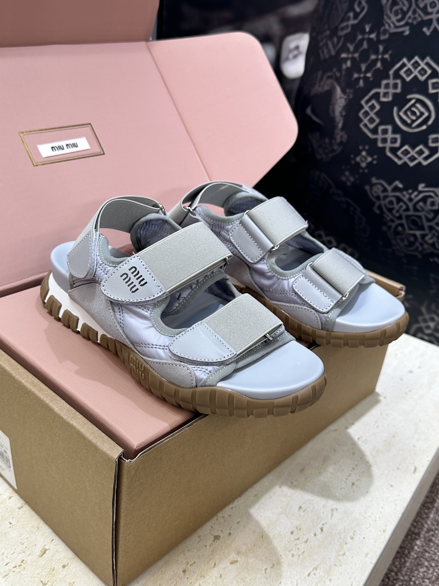 NO:789848,Miumiu 2026 early spring catwalk new jelly color Velcro casual sports women's shoes Miu Miu star's same letter logo thick-soled round-toe open-toe beach sandals Material: imported calfskin upper/imported environmentally friendly breathable Lycra + water-dyed sheepskin lining + original open-molded Tpu outsole Size: 35-40 (40 customized non-refundable), sandals, miumiu, sandals, cowhide, sheepskin19860909Miumiu 2026早春走秀新款果冻色魔术贴休闲运动女鞋 缪缪明星同款字母logo厚底圆头露趾沙滩凉鞋 材质:鞋面进口小牛皮/进口环保透气莱卡布+水染羊皮内里+原版开模Tpu大底 Size:35-40（40定制不退换）,凉鞋,miumiu,sandals,cowhide,sheepskin,Women's Shoes