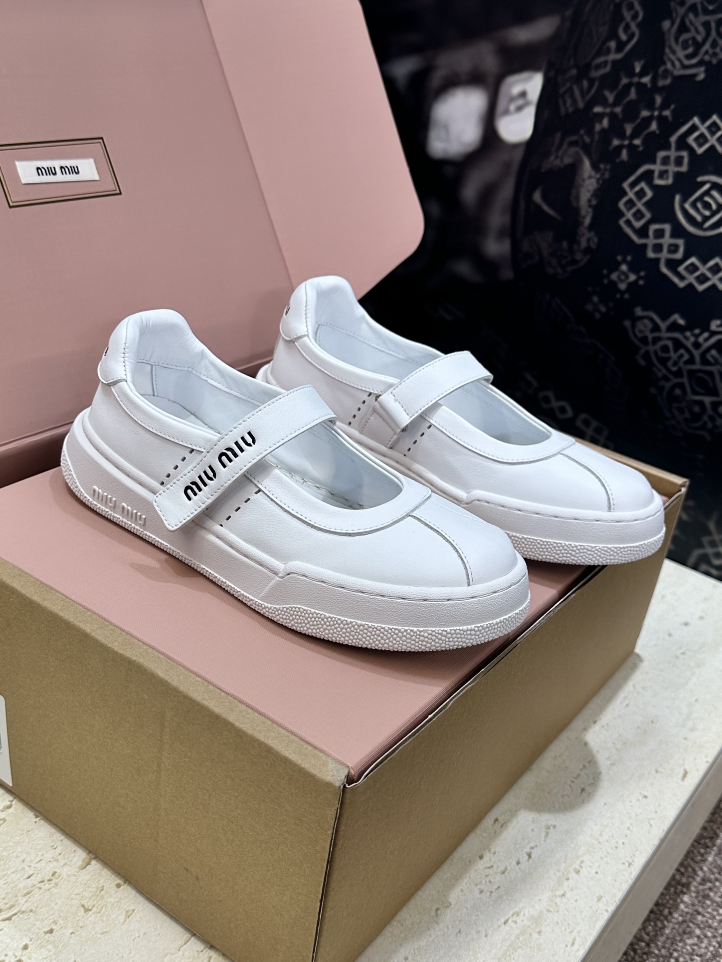 NO:789847,Miumiu 2026 early spring new Velcro casual skateboarding moral training women's shoes Miumiu letter logo thick-soled round-toe color-blocked Forrest sports white shoes Material: imported calfskin upper + water-dyed sheepskin lining + original molded Tpu outsole Size: 35-40 (40 customized non-returnable), Mary Jane, miumiu, mary jane, cowhide, sheepskin19860909Miumiu 2026早春新款魔术贴休闲滑板德训女鞋 缪缪字母logo厚底圆头拼色阿甘运动小白鞋 材质:鞋面进口小牛皮+水染羊皮内里+原版开模Tpu大底 Size:35-40(40定制不退换）,玛丽珍,miumiu,mary jane,cowhide,sheepskin,Women's Shoes