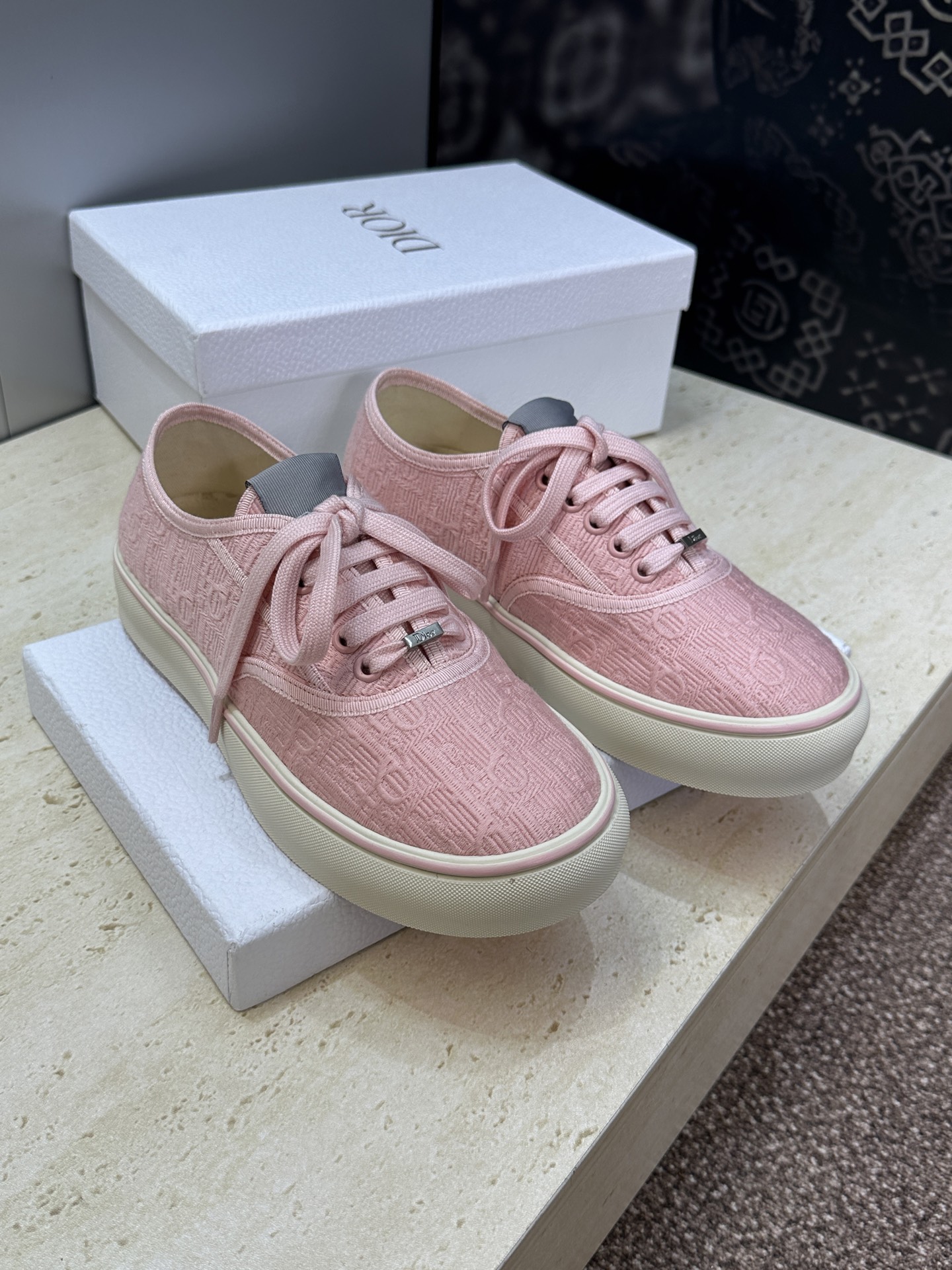 NO:789846,Dior Dior 2026 early spring new couple's new Saltwind flat round toe lace-up low-top jelly color skateboard casual shoes CD Oblique dark flower letter logo jacquard embroidery pattern color-blocking canvas sports white shoes Material: original imported environmentally friendly breathable high temperature water-soluble electric embroidery upper + environmentally friendly breathable mesh fabric lining + original molded Tpu outsole  Size women's size 35-41 (40.41. Customized and non-refundable), casual shoes/sports shoes, dior, dior, sneakers19860909Dior 迪奥2026早春情侣新款 Saltwind 平底圆头系带低帮果冻色滑板休闲鞋 CD Oblique 暗花字母logo提花刺绣图案拼色帆布运动小白鞋 材质:原版进口环保透气高温水溶电绣鞋面+环保透气网眼布内里+原版开模Tpu大底 Size女码35-41(40.41.定制不退换),休闲鞋/运动鞋,dior,dior,sneakers,Women's Shoes