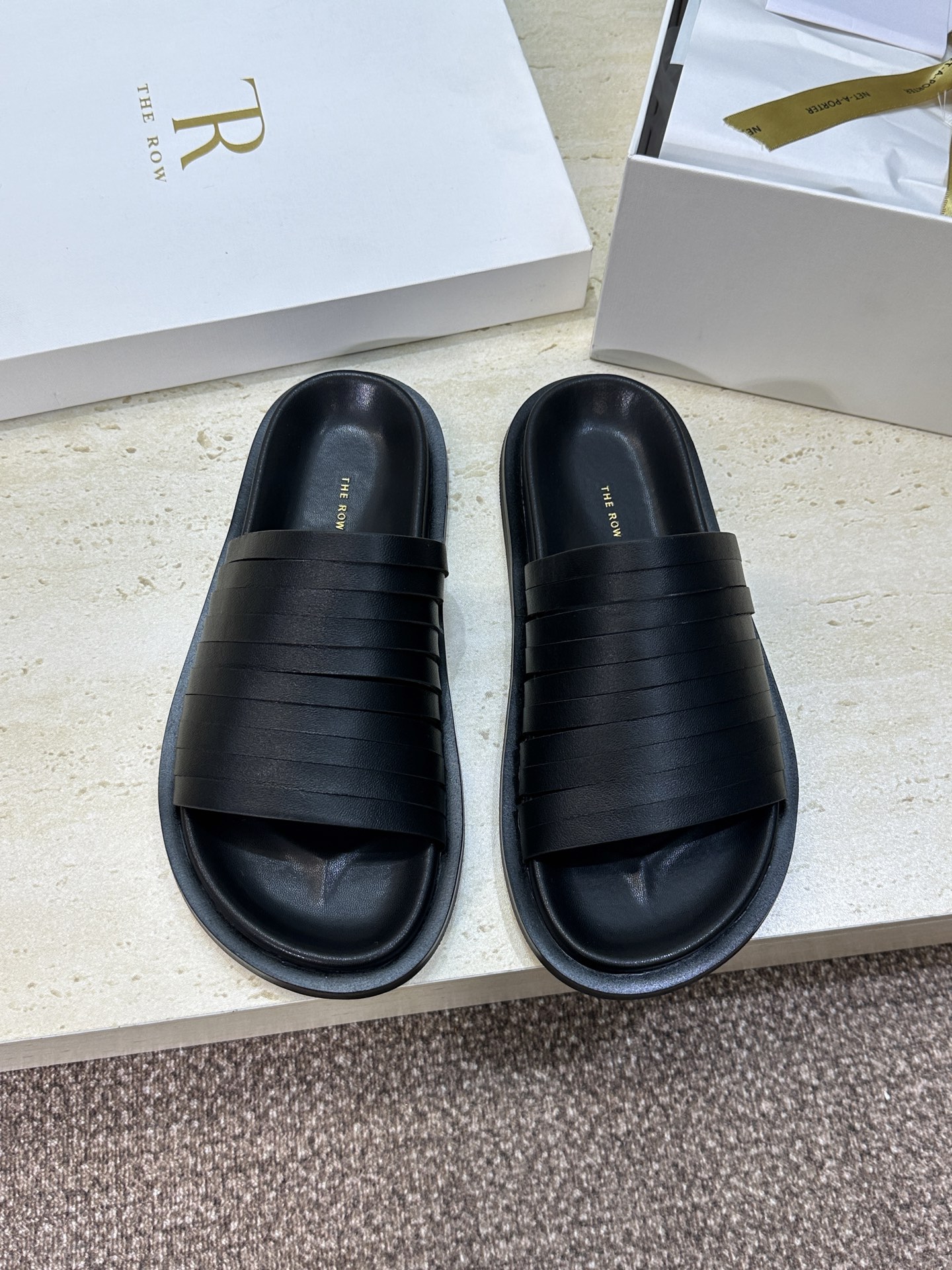 NO:789811,The Row 2026 Early Spring New Parallel Leather Strips Color Block Beach Women's Shoes Stars Same Style Letter Logo Thick Sole Round Toe Open Toe Sandals Material Upper Original Customized Mixed Sheepskin + Water-dyed Sheepskin Lining + Original Open-Mold Non-Slip Outsole Sole Thickness 2.5CM Size35-41 (40.41 Customized Non-Returnable), Slippers, Slippers, Sheepskin19860909The Row 2026早春新款平行真皮条带拼色沙滩女鞋 明星同款字母logo厚底圆头露趾凉拖鞋 材质鞋面原版定制混种羊皮+水染羊皮内里+原版开模防滑大底 底厚2.5CM Size35-41(40.41定制不退换）,拖鞋,slippers,sheepskin,Women's Shoes