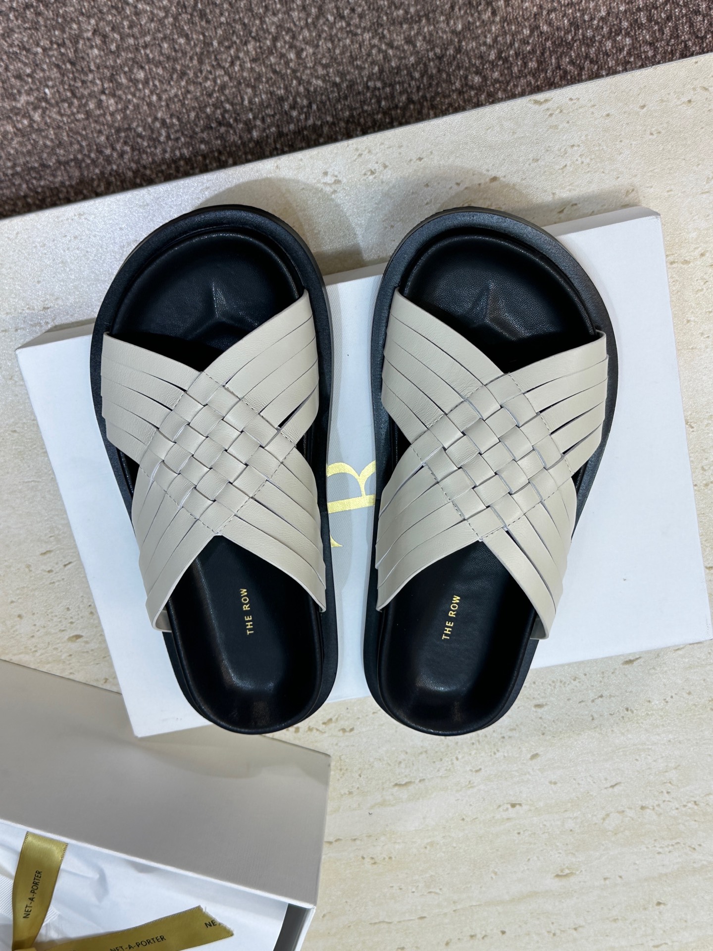 NO:789814,The Row 2026 early spring new woven cross-strap color-blocked beach women's shoes. Stars' same letter logo thick-soled round-toe open-toe sandals and slippers. Material upper original custom-made mixed sheepskin + water-dyed sheepskin lining + original open-molded non-slip outsole. Bottom thickness 2.5CM Size35-41 (40.41 customized non-refundable), slippers, slippers, sheepskin19860909The Row 2026早春新款编织交叉带拼色沙滩女鞋 明星同款字母logo厚底圆头露趾凉拖鞋 材质鞋面原版定制混种羊皮+水染羊皮内里+原版开模防滑大底 底厚2.5CM Size35-41(40.41定制不退换）,拖鞋,slippers,sheepskin,Women's Shoes