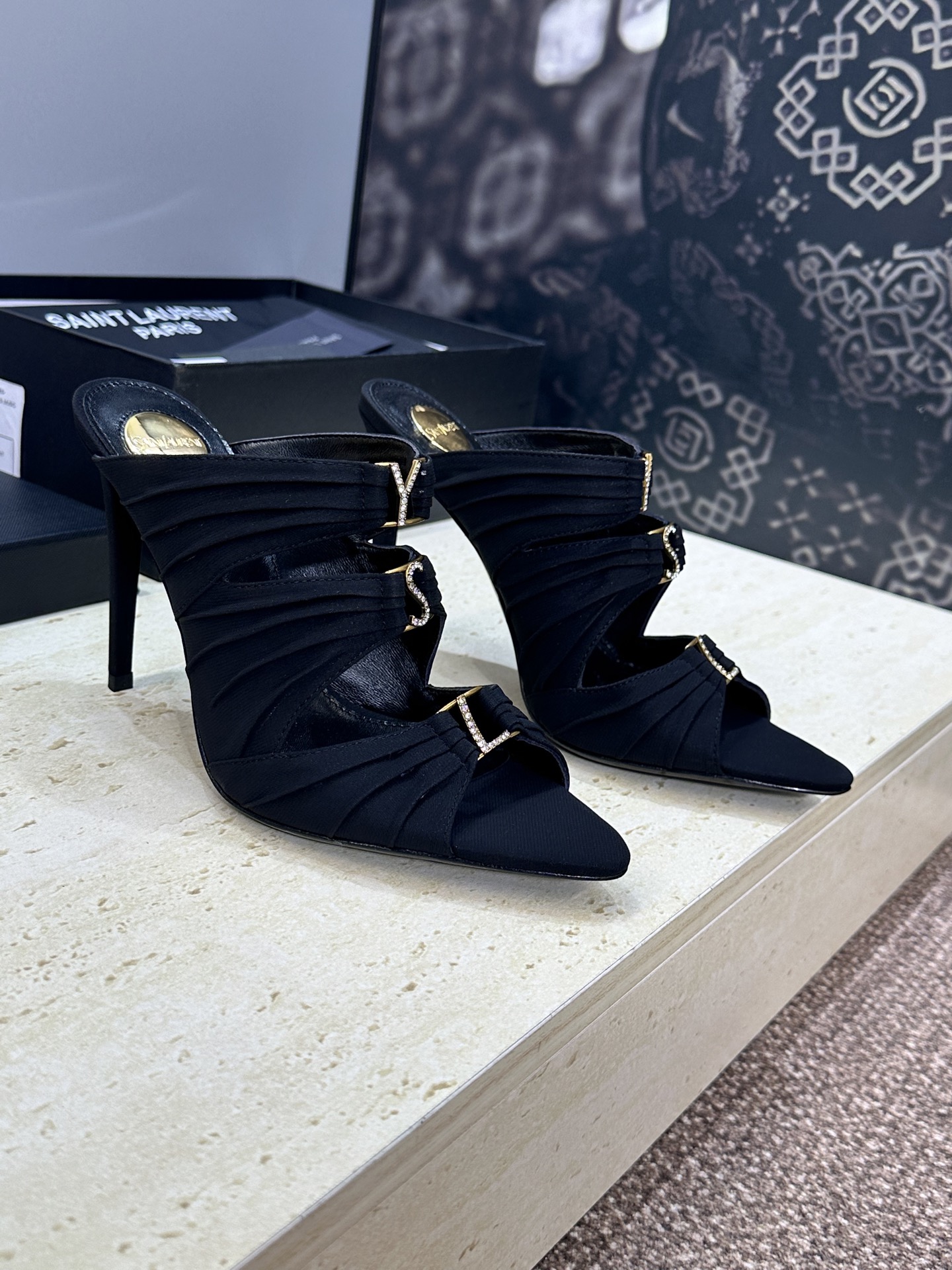 NO:789808,SAINT LAURENT PARIS early spring 2026 new jelly color pleated high-heeled slippers for women YSL letter logo rhinestone hardware buckle star same style round toe stiletto open toe sandals Material: Upper imported environmentally friendly breathable technology fabric + water-dyed sheepskin lining + Italian leather outsole Heel height: 9.5CM Size: 35-42 (40.41.42 custom-made non-returnable), high-heeled shoes and slippers, saint  laurent,saint laurent,saint laurent,high heels,slippers,sheepskin,leather soles19860909SAINT LAURENT PARIS 圣罗兰2026早春新款果冻色折皱高跟一字拖女鞋 YSL字母logo水钻五金扣明星同款圆头细跟露趾凉拖鞋 材质:鞋面进口环保透气科技面料+水染羊皮内里+意大利真皮大底 跟高:9.5CM Size:35-42(40.41.42订做不退换),高跟鞋拖鞋,saint laurent,saint laurent,saint laurent,high heels,slippers,sheepskin,Leather soles,Women's Shoes