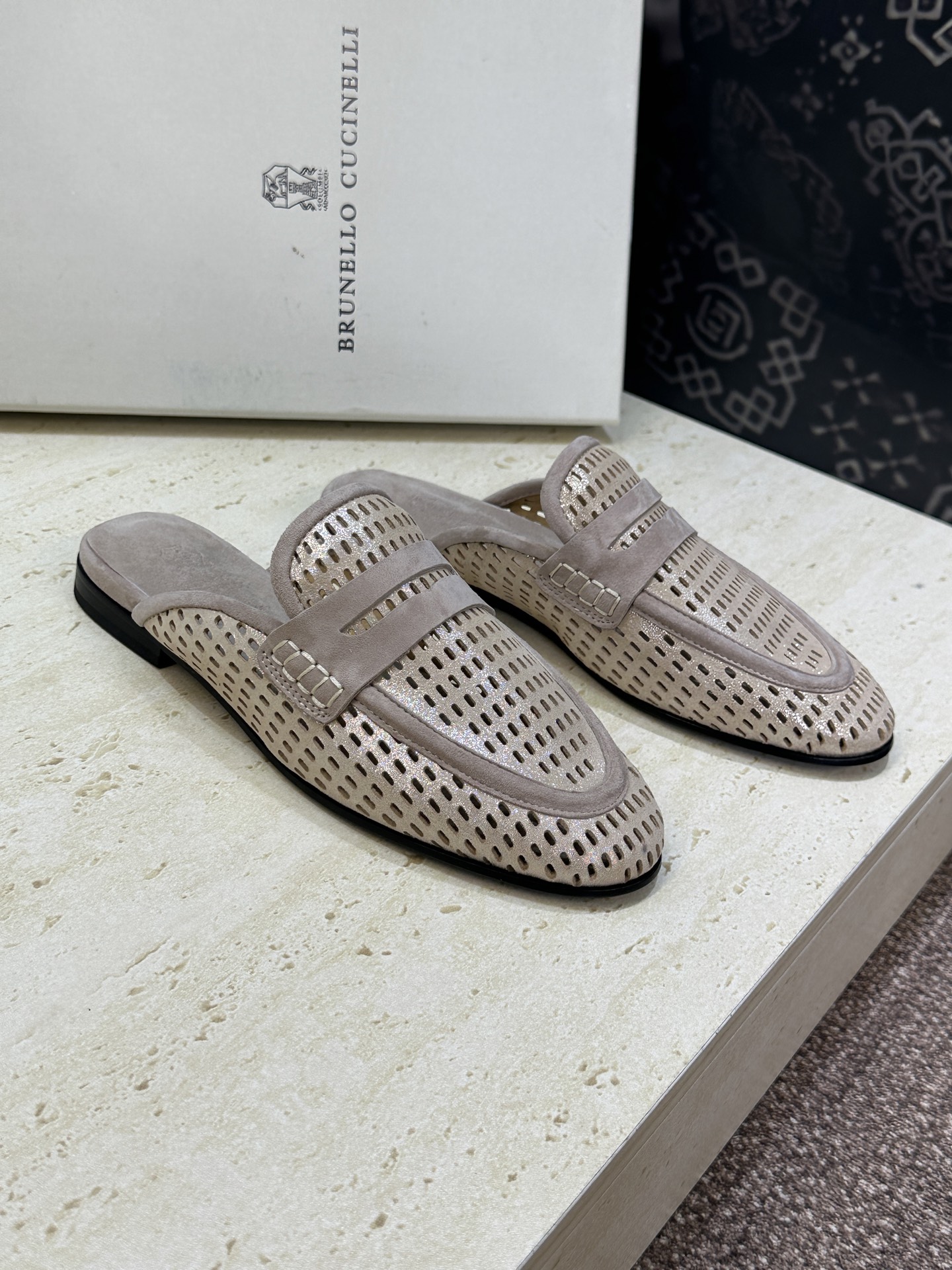 NO:789818,Brunello Cucineli Brunello Cucineli 2026 early spring new punched women's shoes BC flat round toe color-blocked Mule sandals Material upper imported metallic sheepskin + water-dyed sheepskin lining + Italian injection molded leather outsole Size35-39 (40 41 42 customized and non-returnable), loafers half-slippers, brunello cucinelli, loafers, slippers, sheepskin, Leather soles19860909Brunello Cucineli 布鲁内诺库奇内利2026早春新款冲孔女鞋 BC 平底圆头拼色穆勒凉拖鞋 材质鞋面进口金属羊皮+水染羊皮内里+意大利注塑真皮大底 Size35-39 (40 41 42 定做不退换）,乐福鞋半拖,brunello cucinelli,loafers,slippers,sheepskin,Leather soles,Women's Shoes