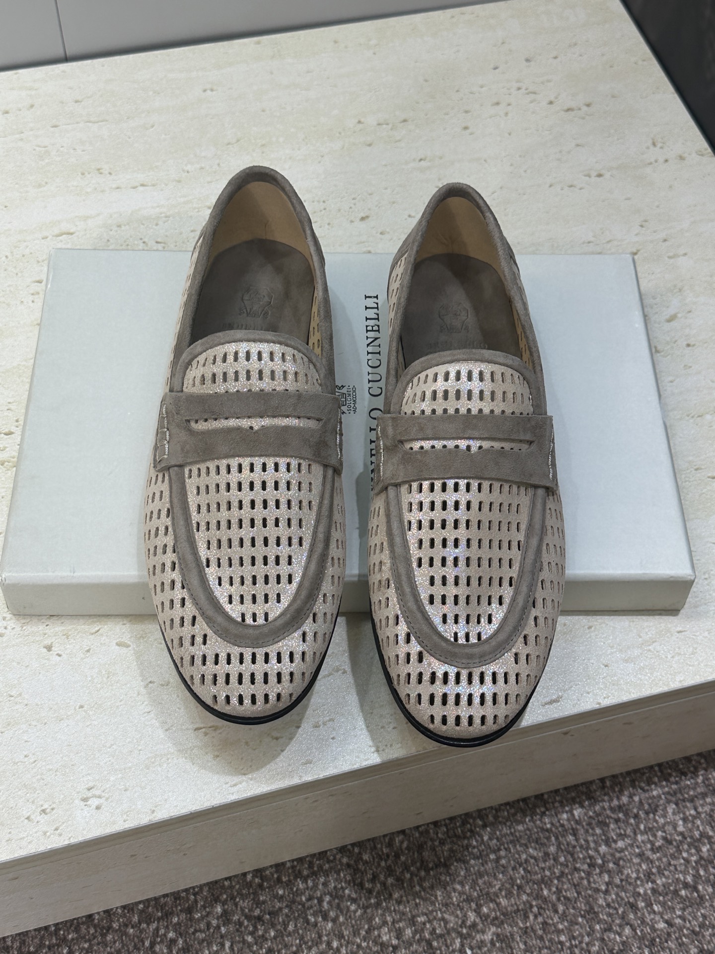 NO:789820,Brunello Cucineli Brunello Cucineli 2026 early spring new perforated women's shoes BC letter logo flat bottom round toe color block loafers Material upper imported metal sheepskin + water-dyed sheepskin lining + Italian injection molded leather outsole Size35-39 (40 41 42 custom-made and non-returnable), loafers half-flop, brunello cucinelli, loafers, sheepskin, Leather soles19860909Brunello Cucineli 布鲁内诺库奇内利2026早春新款冲孔女单鞋 BC 字母logo平底圆头拼色乐福鞋 材质鞋面进口金属羊皮+水染羊皮内里+意大利注塑真皮大底 Size35-39 (40 41 42 定做不退换）,乐福鞋半拖,brunello cucinelli,loafers,sheepskin,Leather soles,Women's Shoes