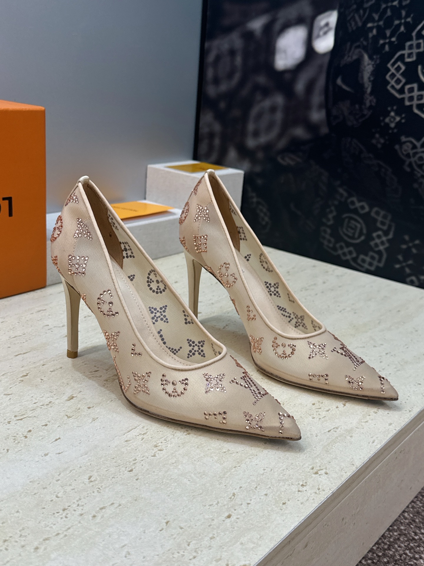 Louis Vuitton 2026早春新款高跟水钻女鞋 LV 字母logo烫钻细跟尖头拼色单鞋 材质：