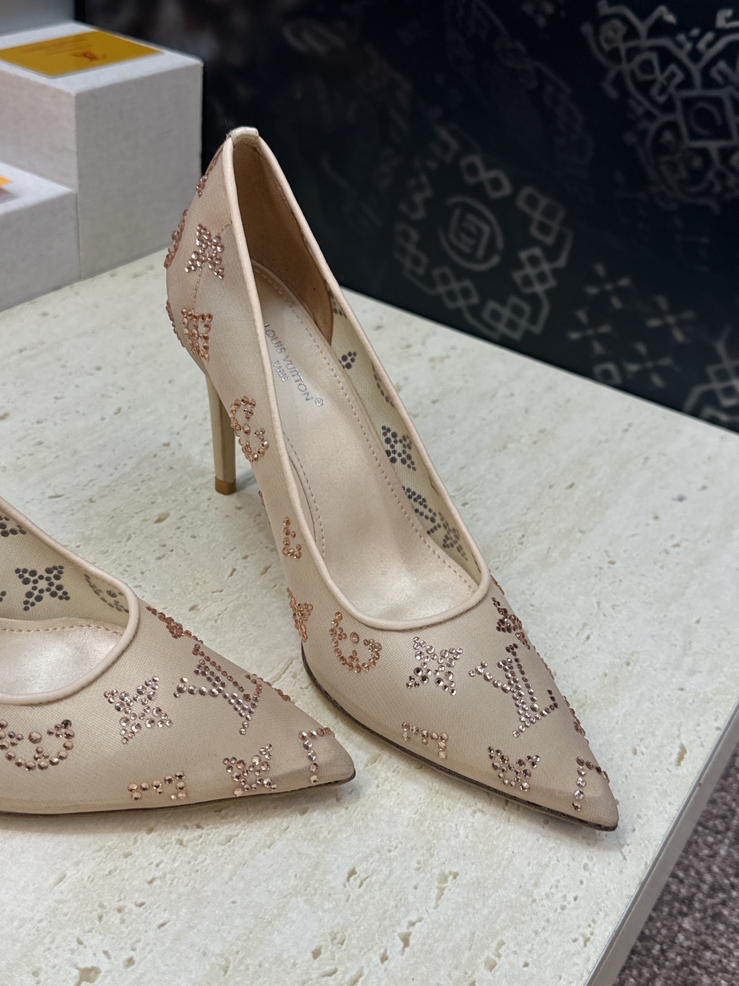 Louis Vuitton 2026早春新款高跟水钻女鞋 LV 字母logo烫钻细跟尖头拼色单鞋 材质：