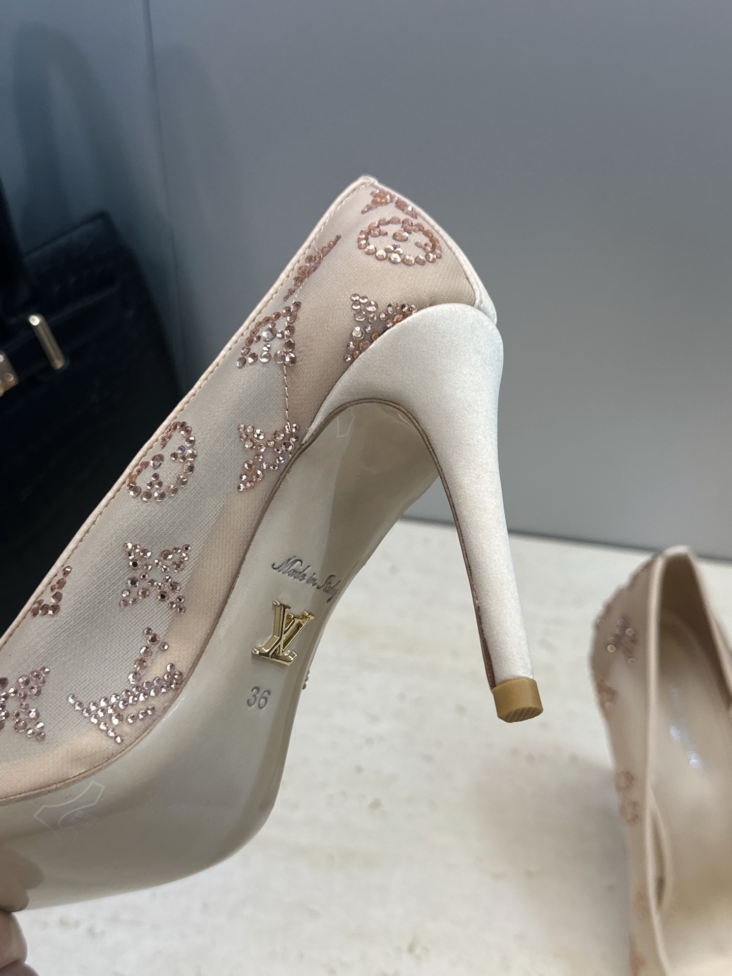 Louis Vuitton 2026早春新款高跟水钻女鞋 LV 字母logo烫钻细跟尖头拼色单鞋 材质：