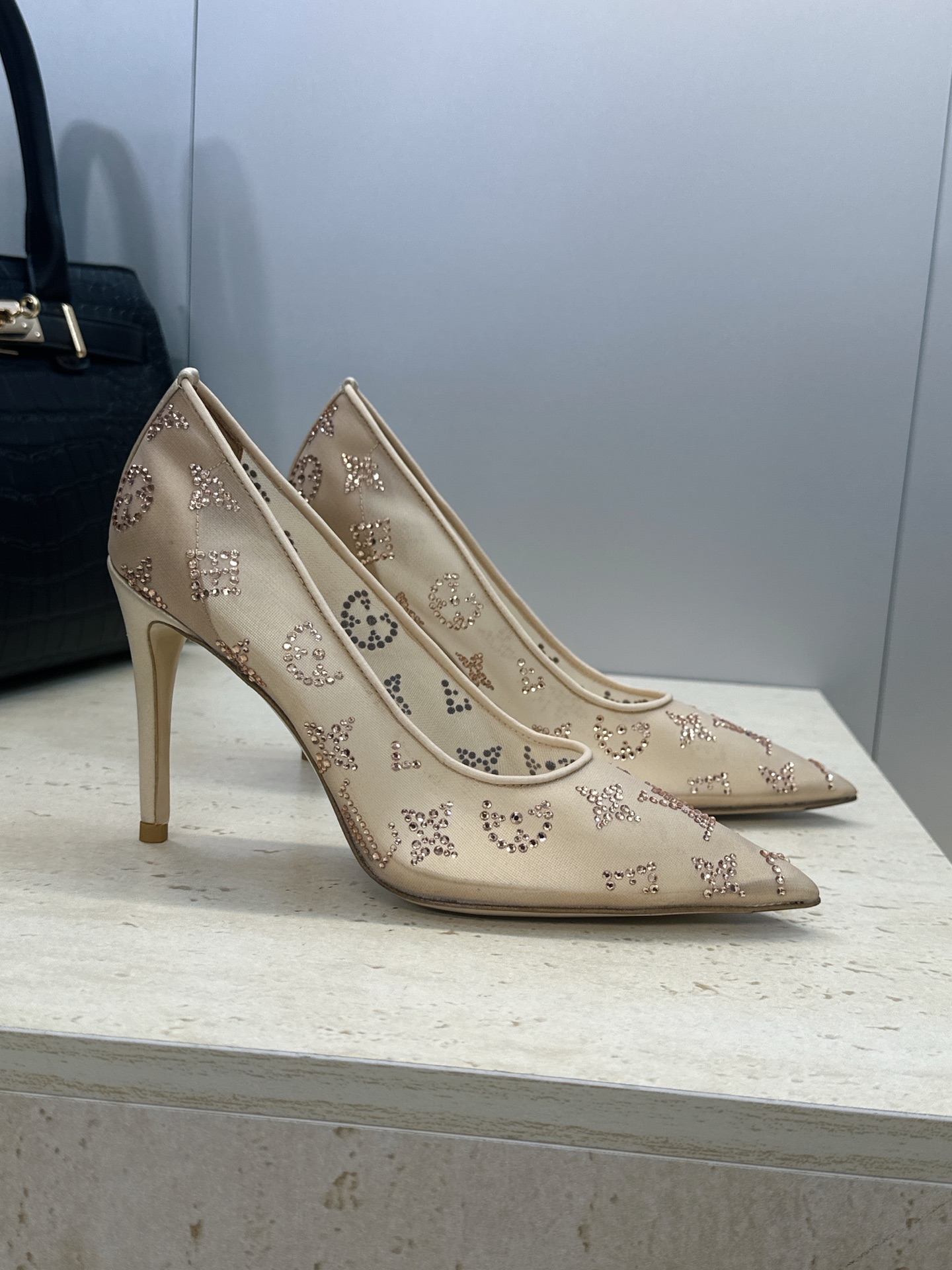 Louis Vuitton 2026早春新款高跟水钻女鞋 LV 字母logo烫钻细跟尖头拼色单鞋 材质：