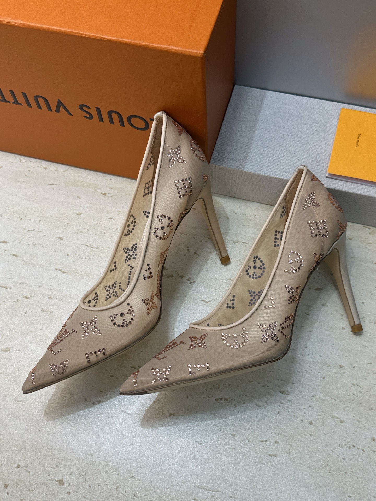 Louis Vuitton 2026早春新款高跟水钻女鞋 LV 字母logo烫钻细跟尖头拼色单鞋 材质：