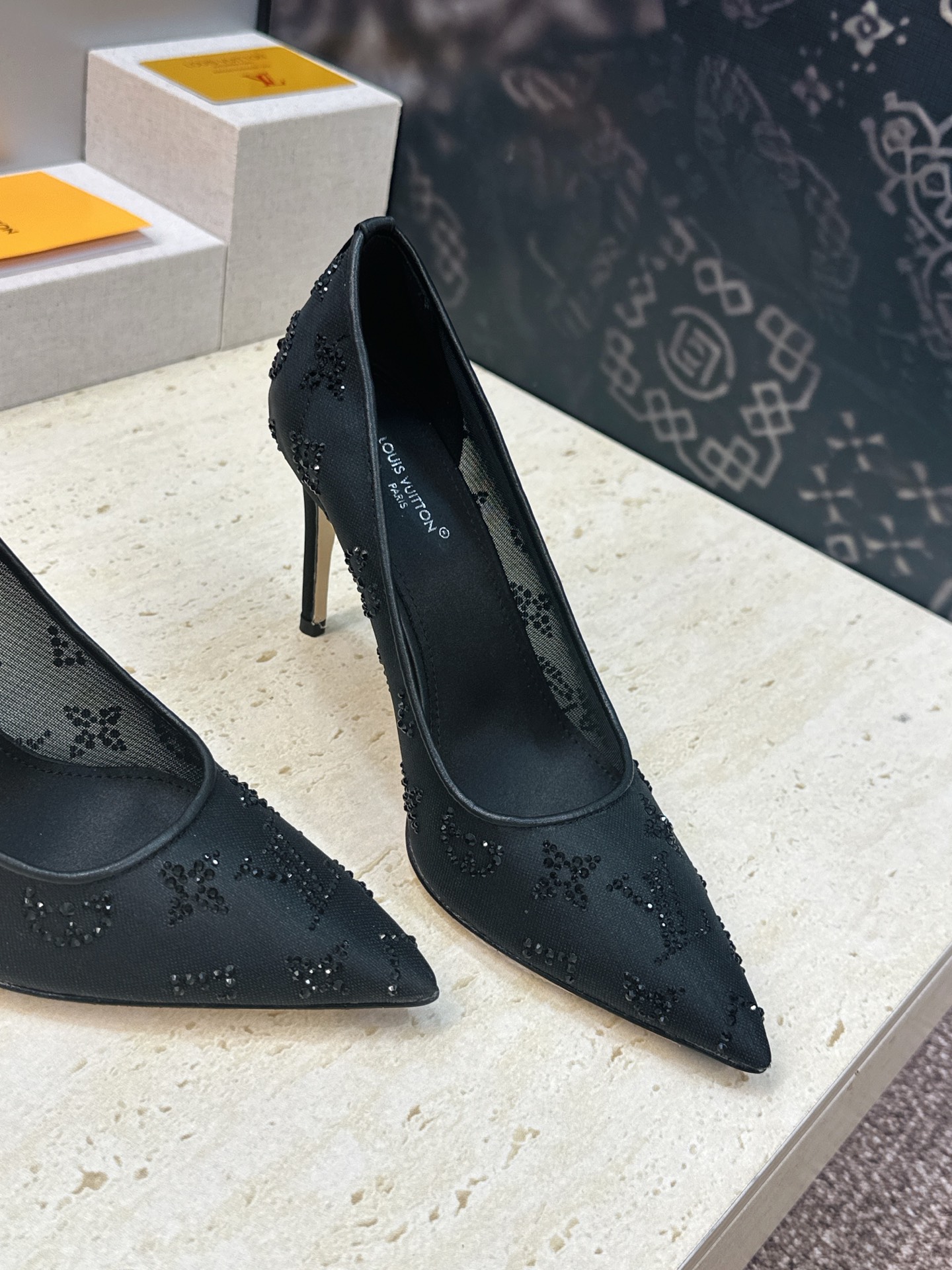 Louis Vuitton 2026早春新款高跟水钻女鞋 LV 字母logo烫钻细跟尖头拼色单鞋 材质：