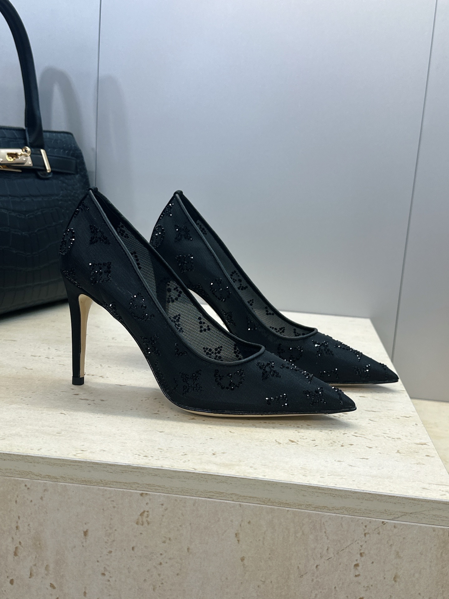 Louis Vuitton 2026早春新款高跟水钻女鞋 LV 字母logo烫钻细跟尖头拼色单鞋 材质：