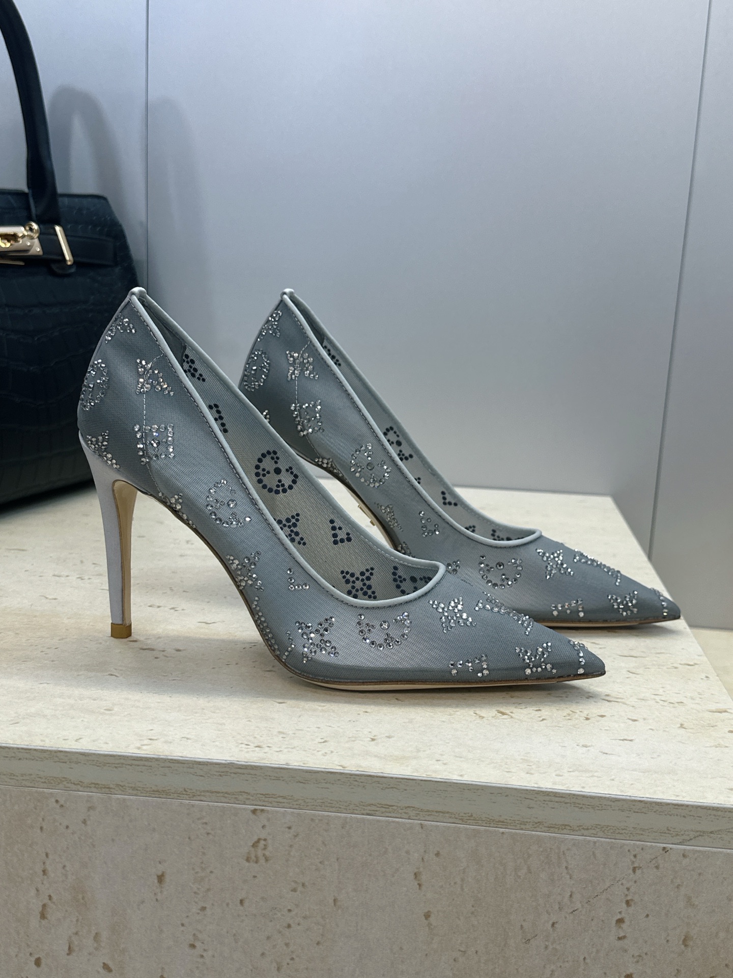 Louis Vuitton 2026早春新款高跟水钻女鞋 LV 字母logo烫钻细跟尖头拼色单鞋 材质：