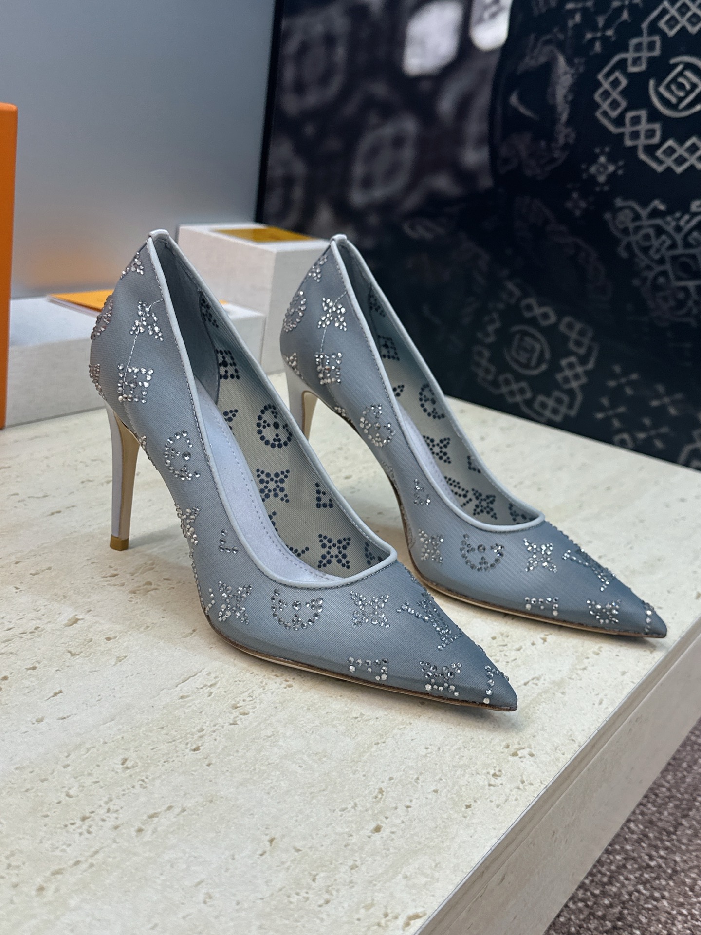 Louis Vuitton 2026早春新款高跟水钻女鞋 LV 字母logo烫钻细跟尖头拼色单鞋 材质：
