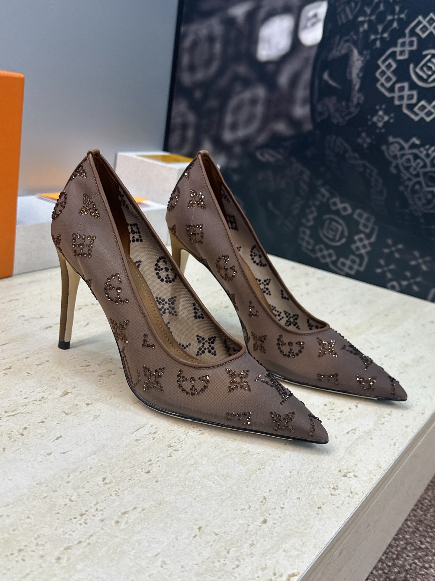 Louis Vuitton 2026早春新款高跟水钻女鞋 LV 字母logo烫钻细跟尖头拼色单鞋 材质：