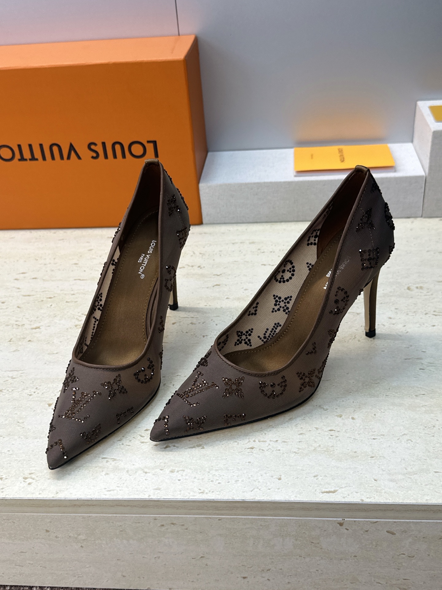 Louis Vuitton 2026早春新款高跟水钻女鞋 LV 字母logo烫钻细跟尖头拼色单鞋 材质：