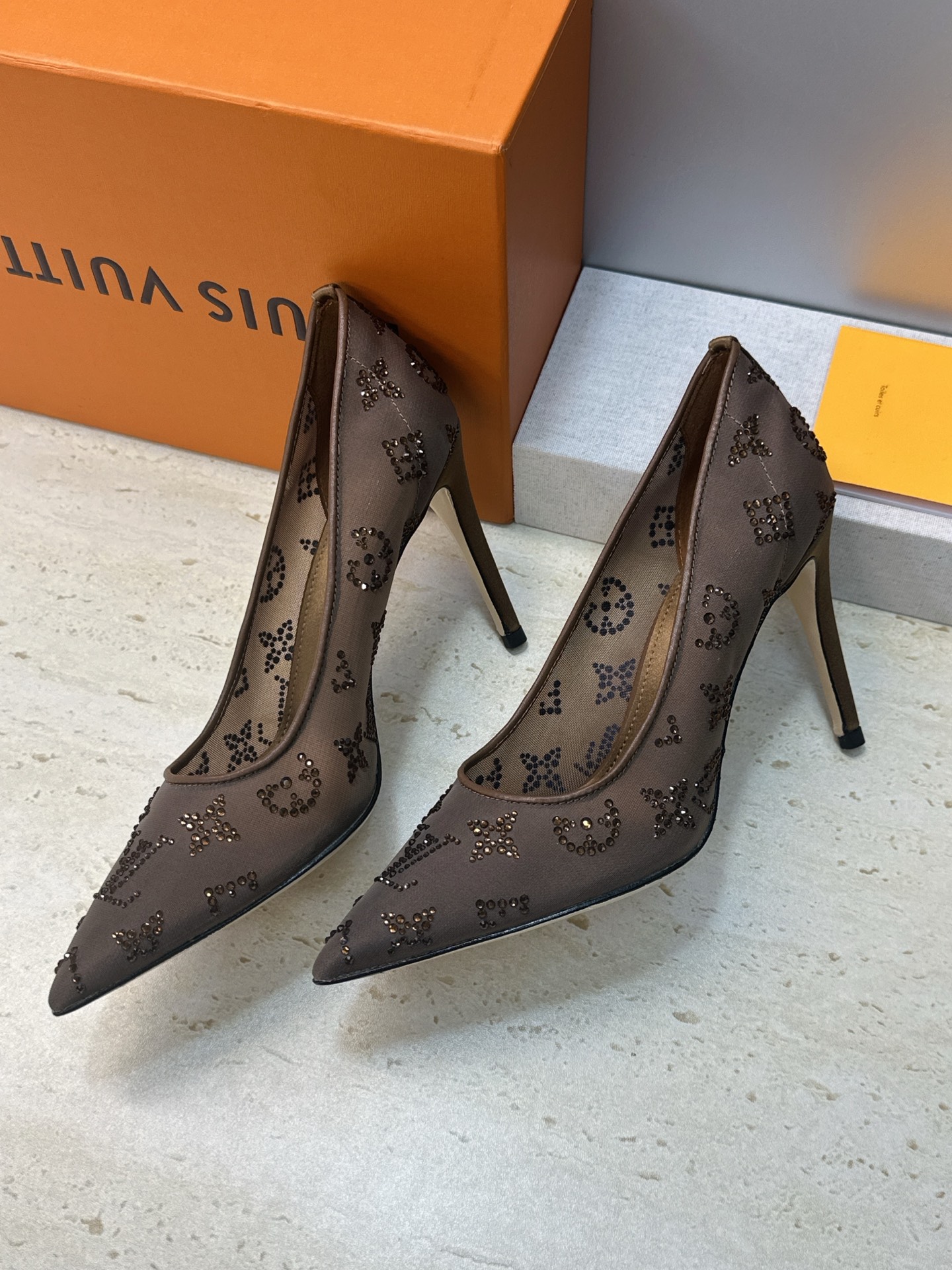 Louis Vuitton 2026早春新款高跟水钻女鞋 LV 字母logo烫钻细跟尖头拼色单鞋 材质：