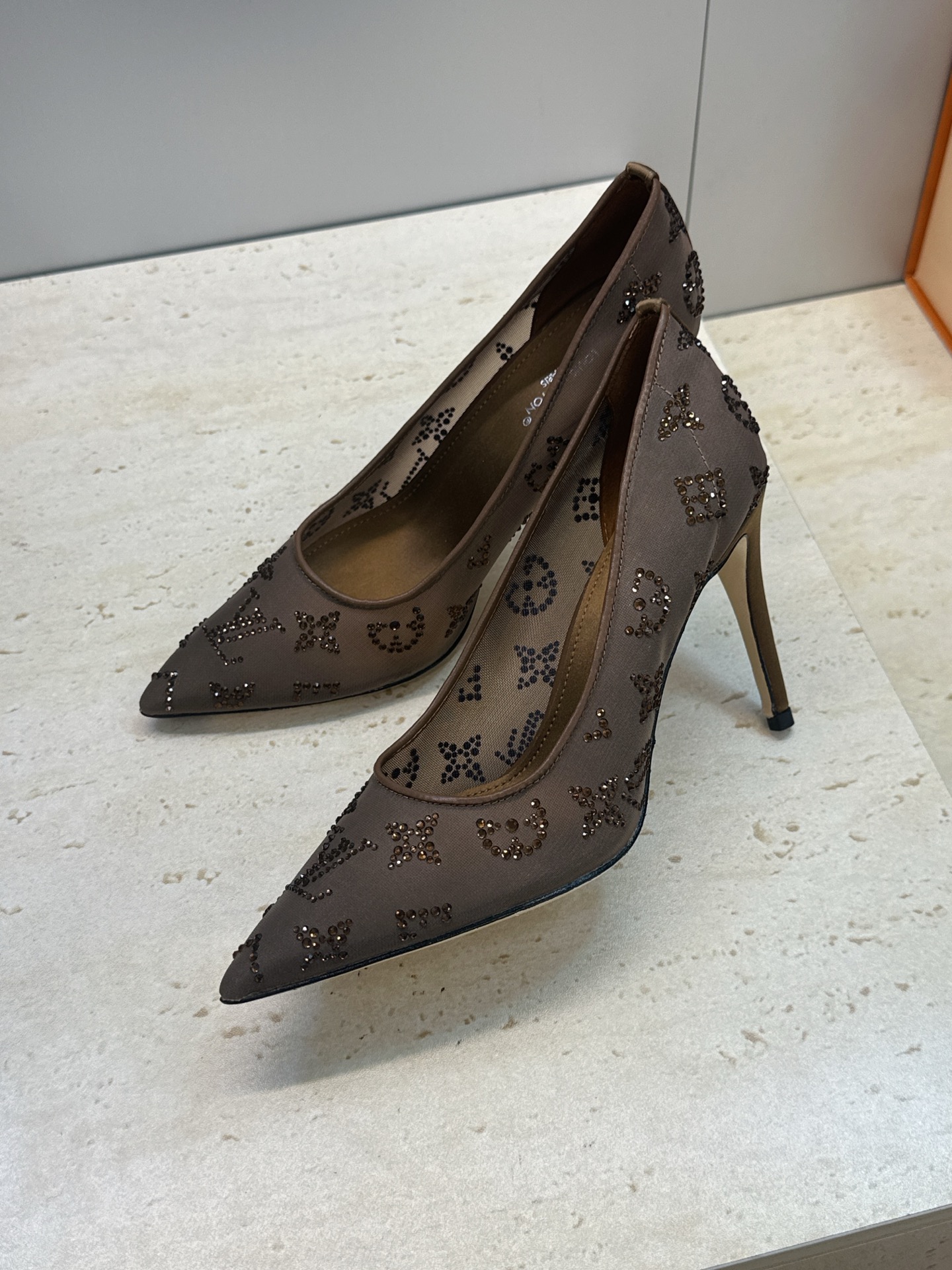 Louis Vuitton 2026早春新款高跟水钻女鞋 LV 字母logo烫钻细跟尖头拼色单鞋 材质：