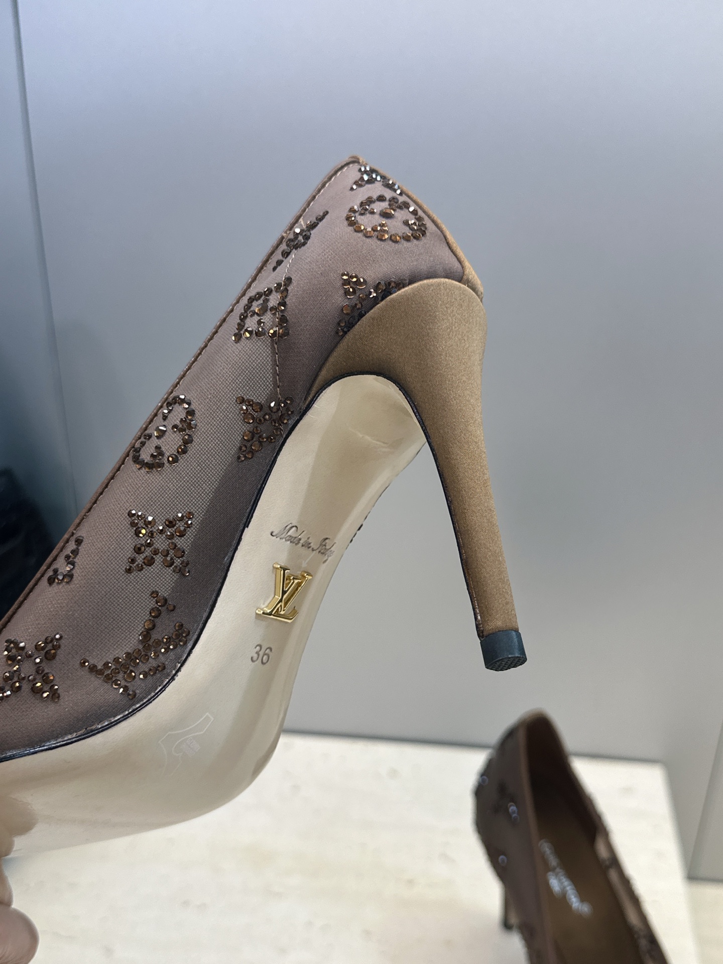 Louis Vuitton 2026早春新款高跟水钻女鞋 LV 字母logo烫钻细跟尖头拼色单鞋 材质：