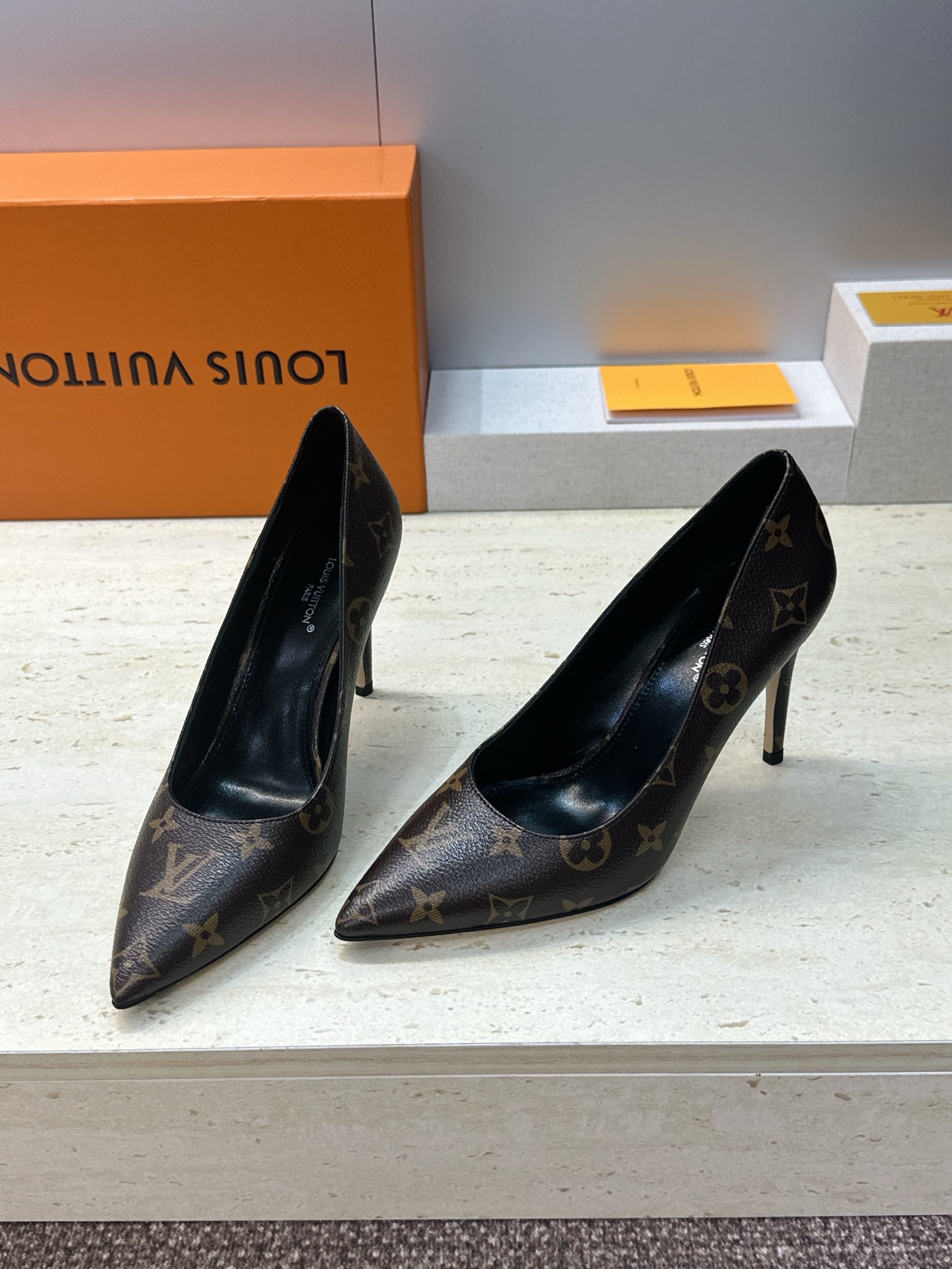 Louis Vuitton 2026早春新款高跟女鞋 LV 字母logo老花面细跟尖头拼色单鞋 材质：鞋